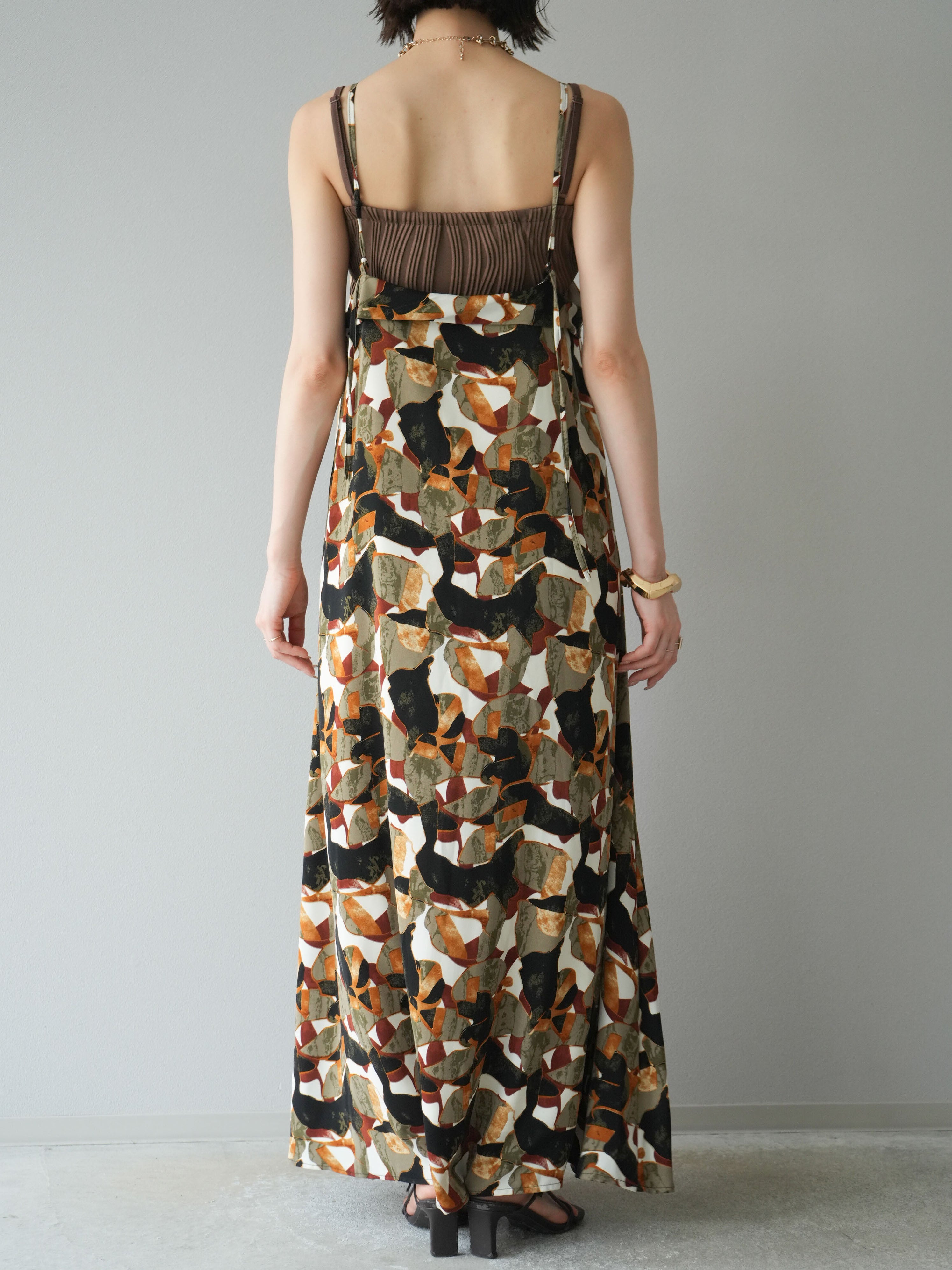 予約]タックデザインネック幾何学柄キャミワンピース/ブラウン – Lumier