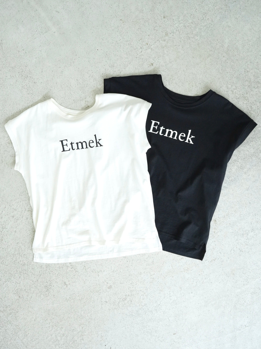 [SET]バイカラーレイヤードデザインキャミワンピース+'Etmek'プリントフレンチスリーブTシャツ(2set)