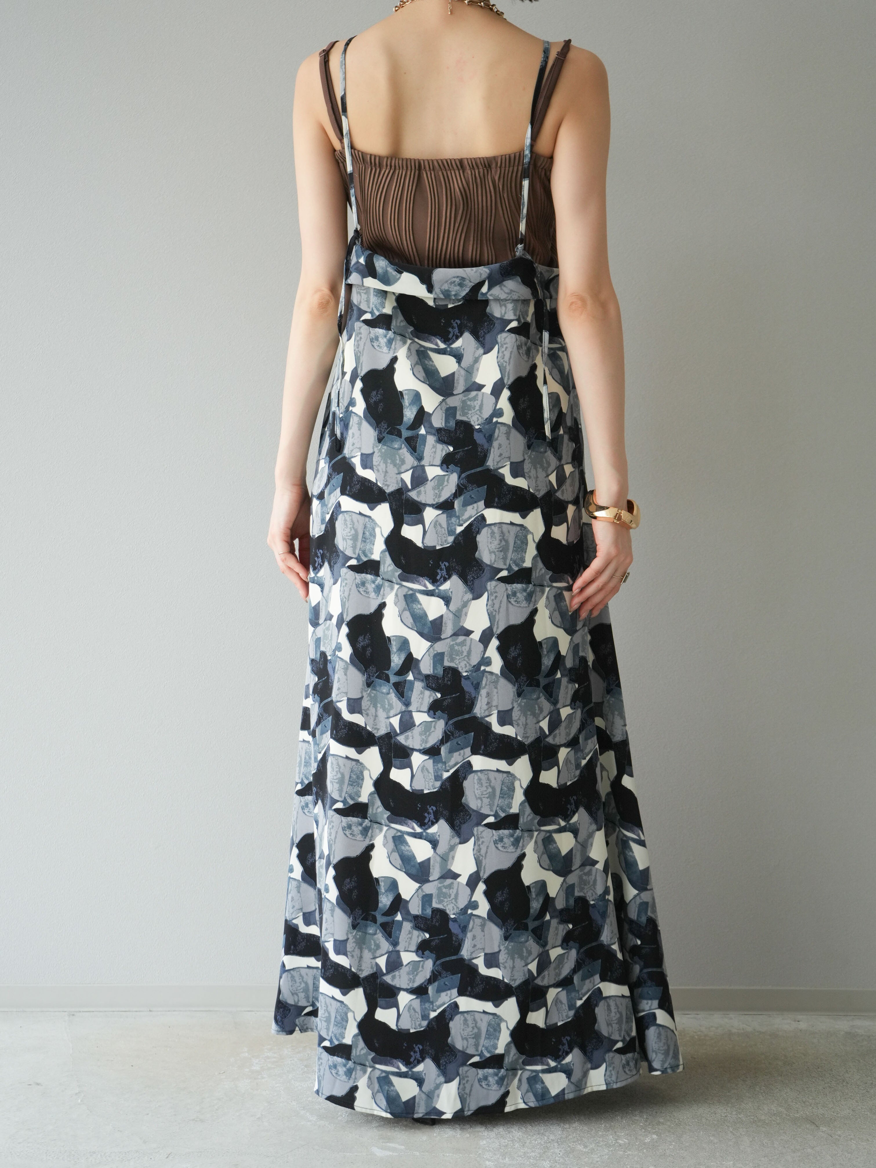 予約]タックデザインネック幾何学柄キャミワンピース/グレー – Lumier