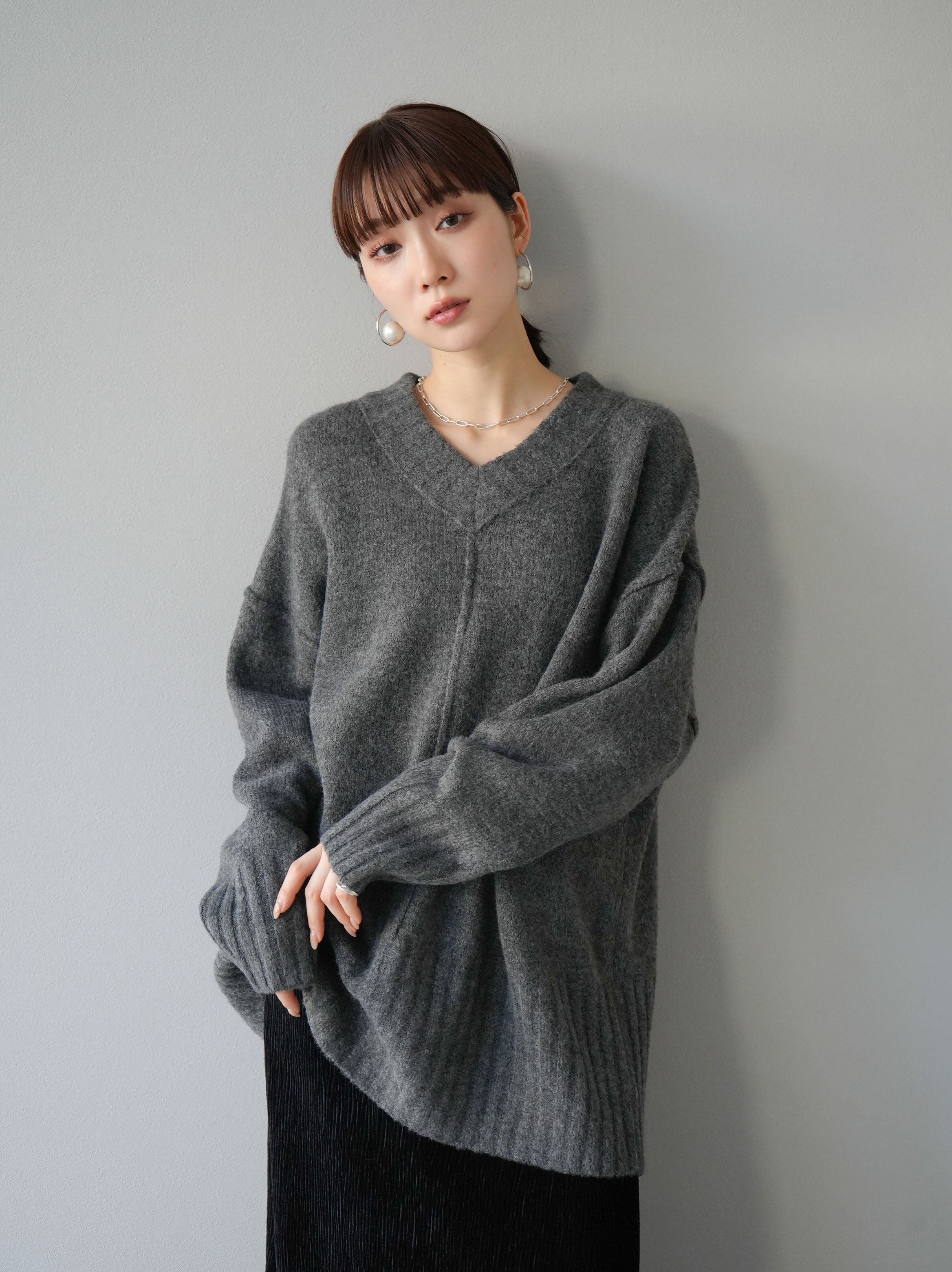 予約]もちもちリンキングVネックニット/チャコール – Lumier