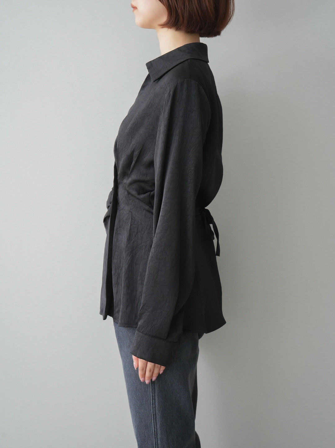 [予約]サイドギャザーアシンメトリーデザインサテンブラウス/black