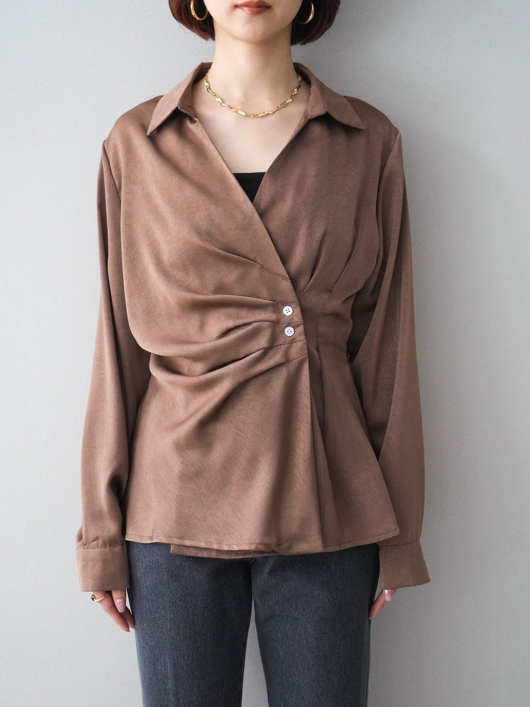 [予約]サイドギャザーアシンメトリーデザインサテンブラウス/brown