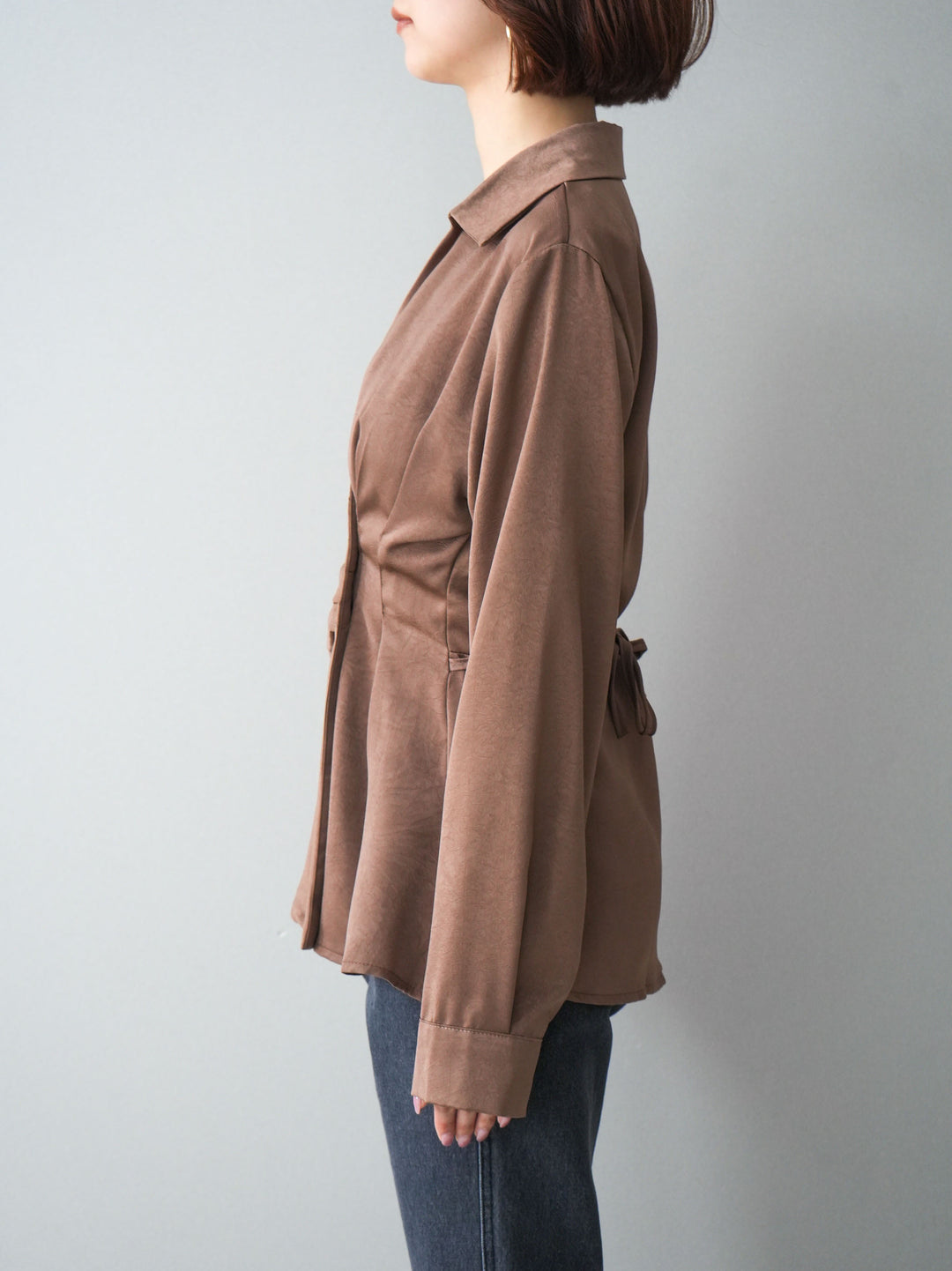 [予約]サイドギャザーアシンメトリーデザインサテンブラウス/brown