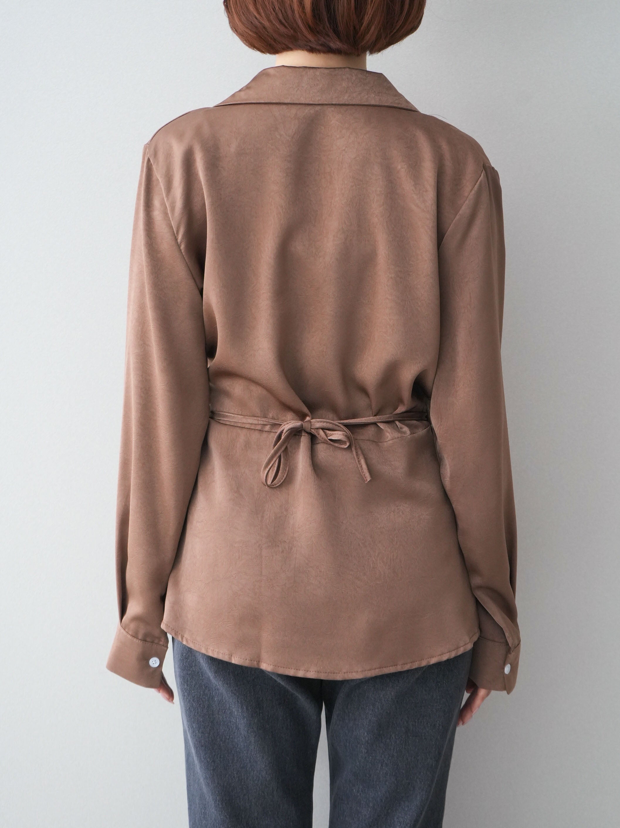 予約]サイドギャザーアシンメトリーデザインサテンブラウス/brown – Lumier