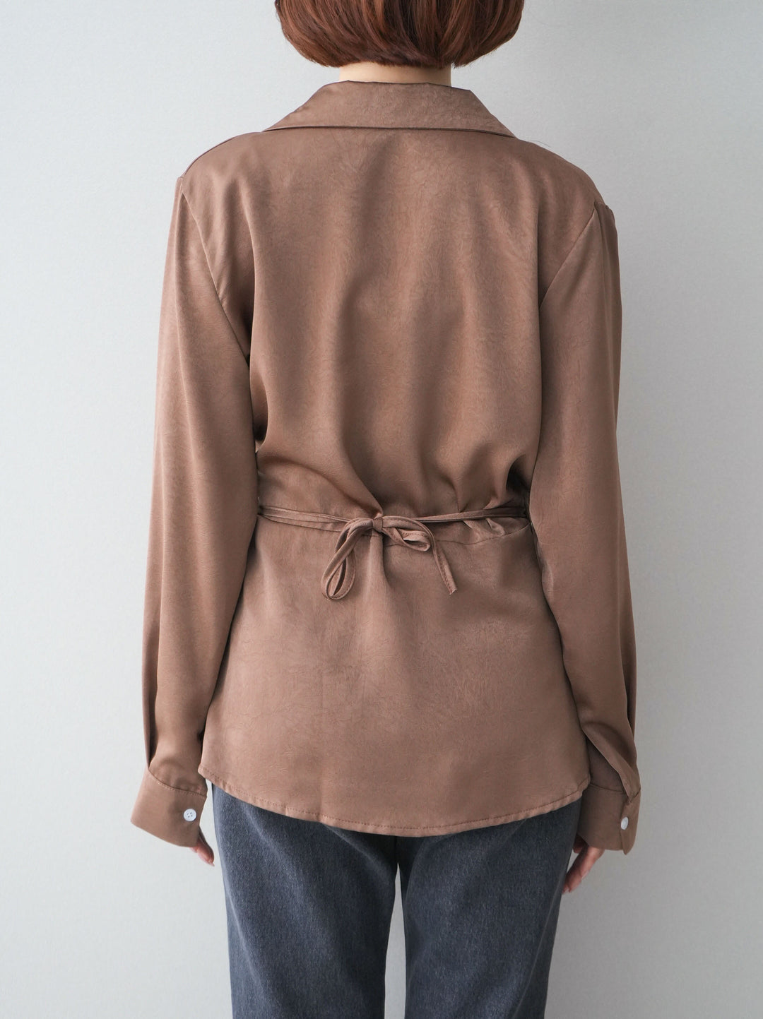 [予約]サイドギャザーアシンメトリーデザインサテンブラウス/brown