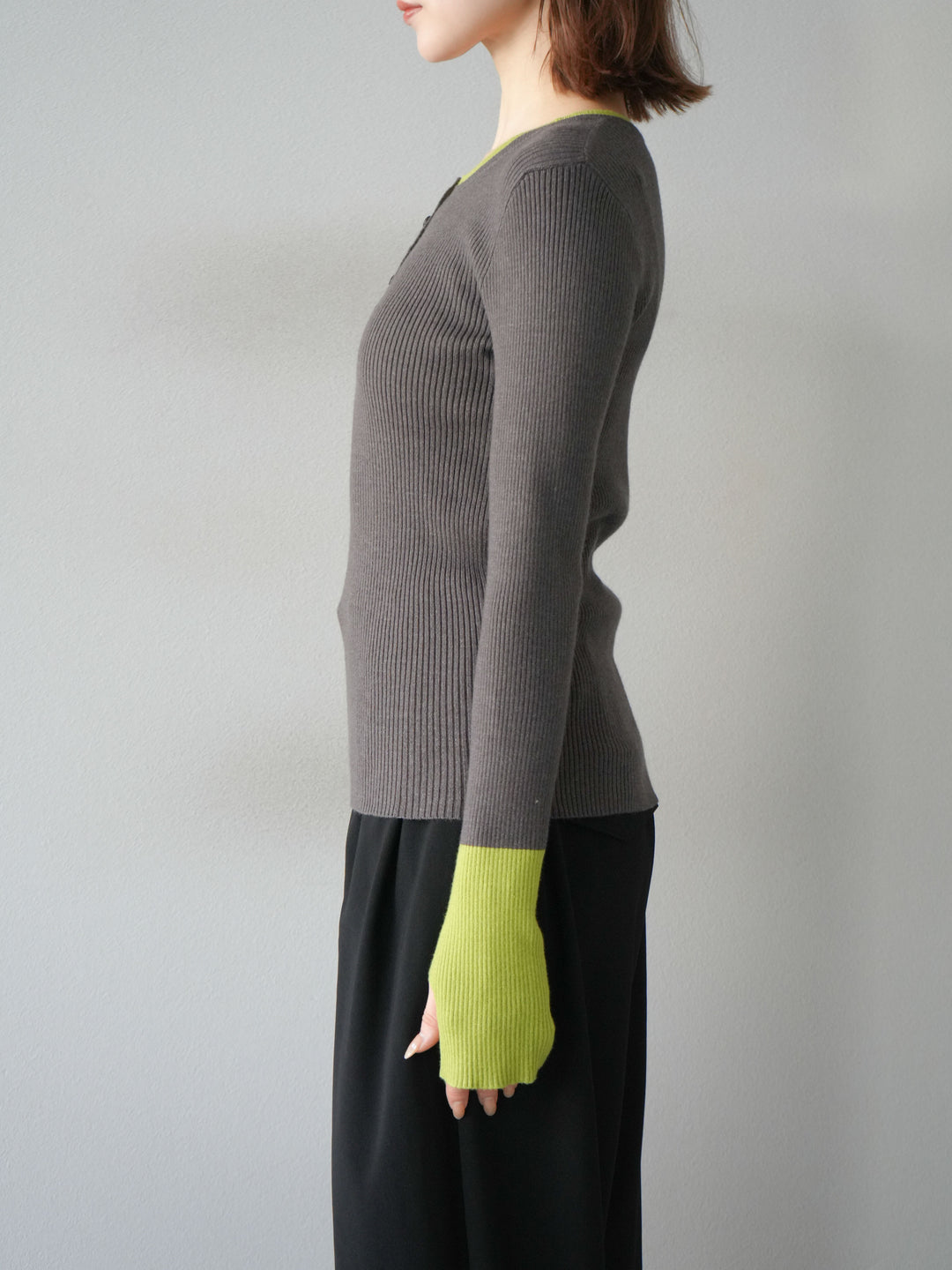 [2]ヘンリーネック配色リブニットトップス/チャコール