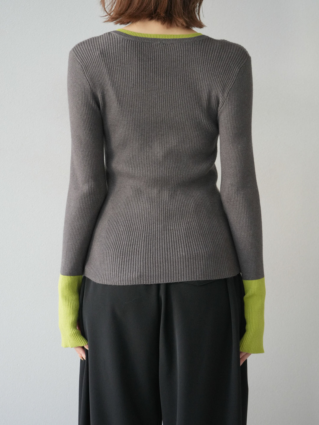 [2]ヘンリーネック配色リブニットトップス/チャコール