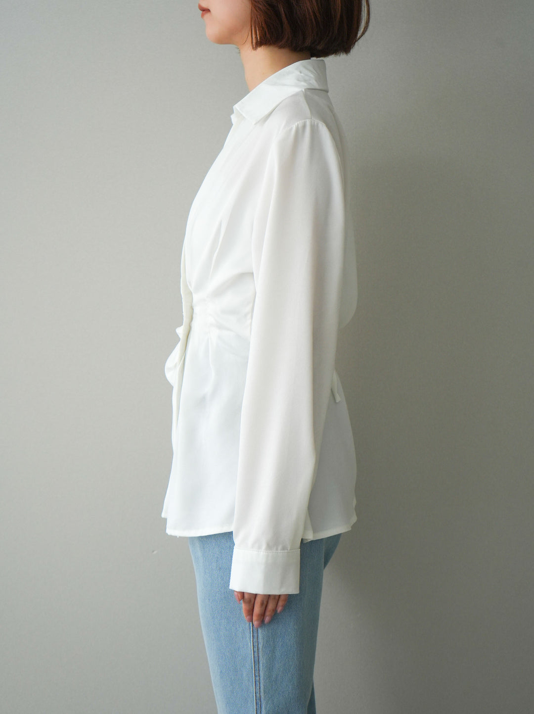[予約]サイドギャザーアシンメトリーデザインサテンブラウス/white