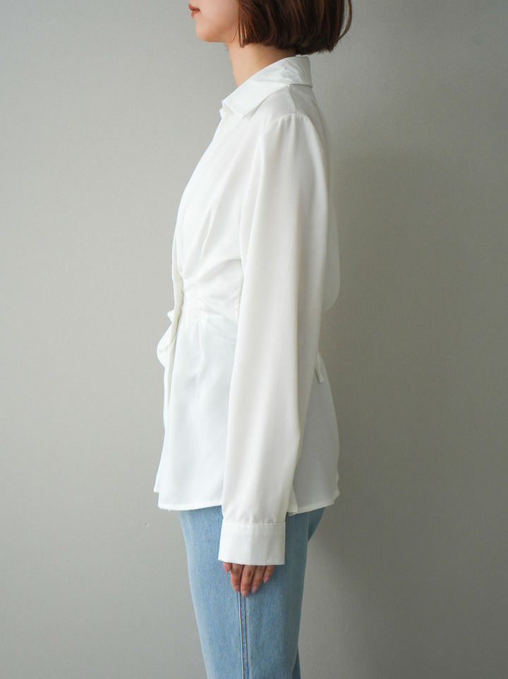 [予約]サイドギャザーアシンメトリーデザインサテンブラウス/white