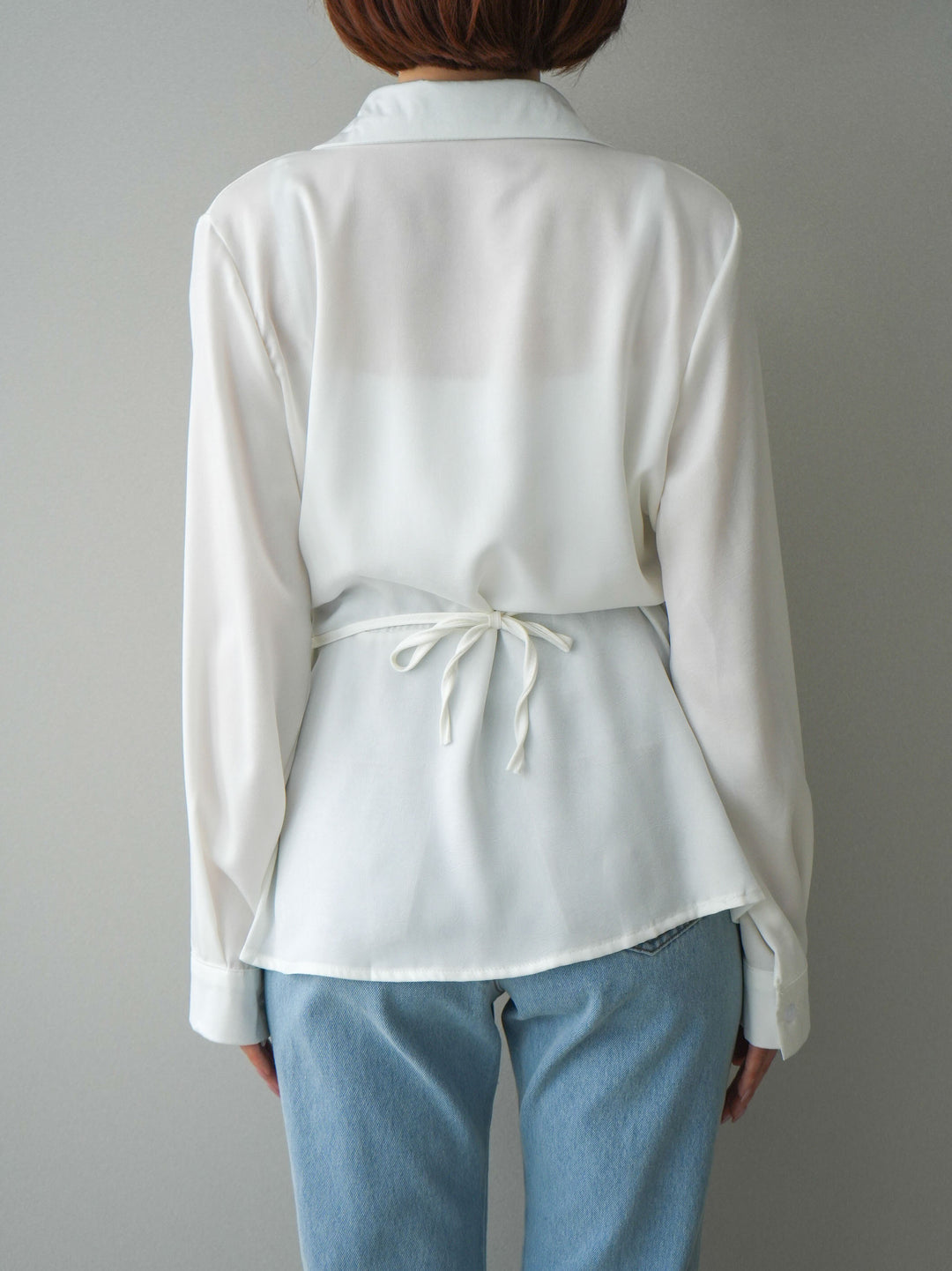 [予約]サイドギャザーアシンメトリーデザインサテンブラウス/white