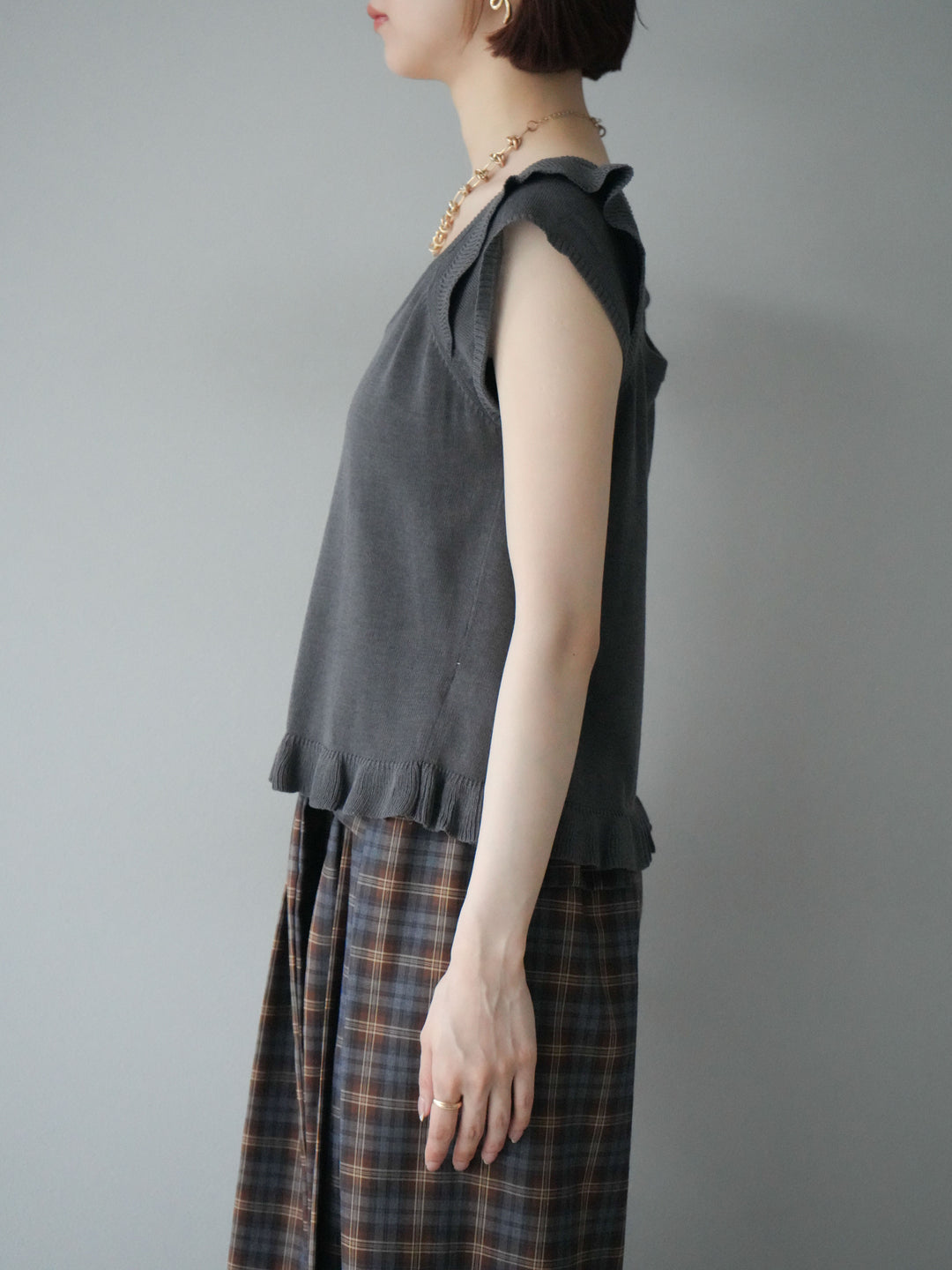 [予約]リネンタッチフリルニットタンクトップ/チャコール
