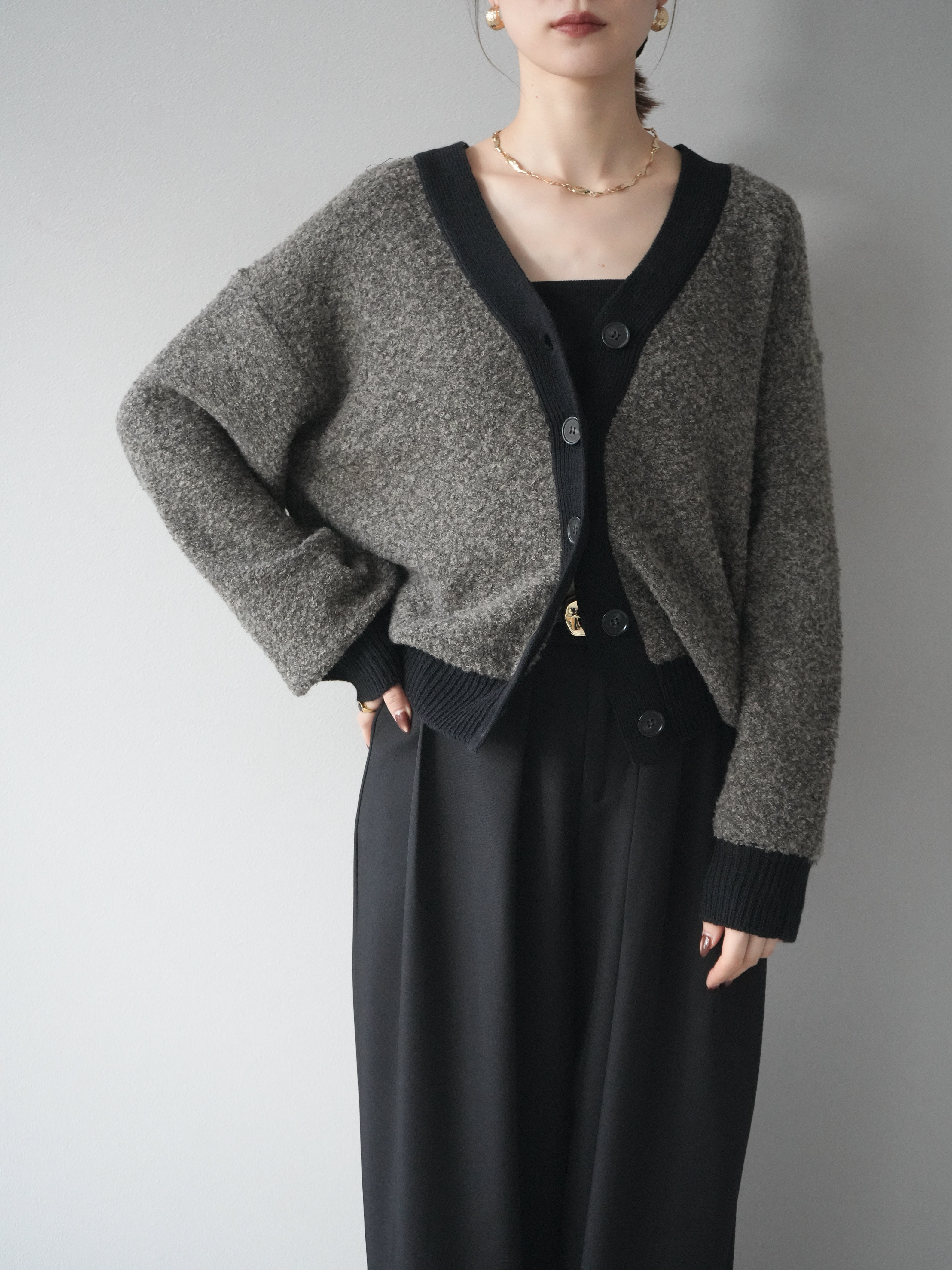 予約]ブークレバイカラーニットカーディガン/charcoal – Lumier