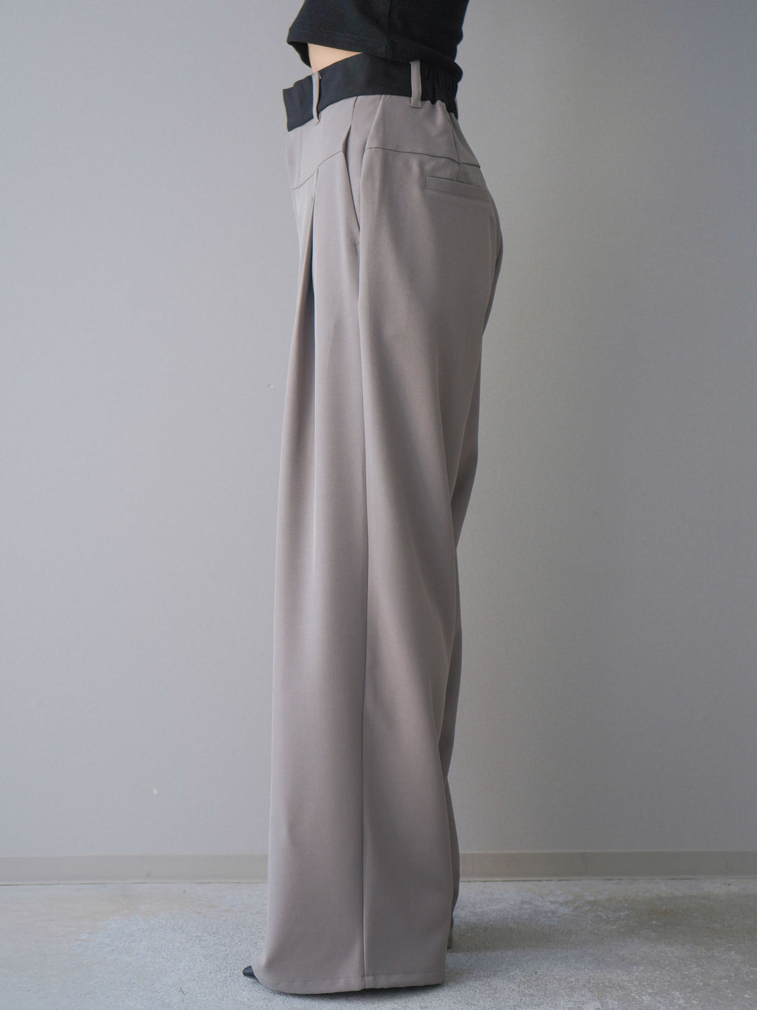 [予約]ウエストバイカラータックワイドパンツ/greige