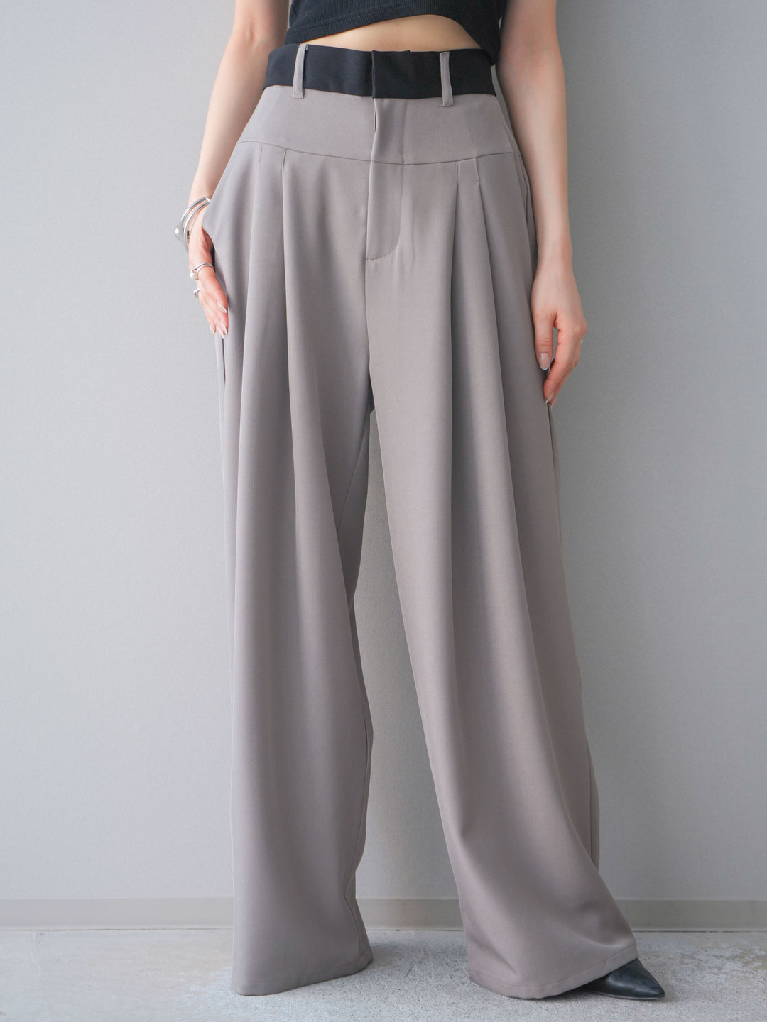 [予約]ウエストバイカラータックワイドパンツ/greige