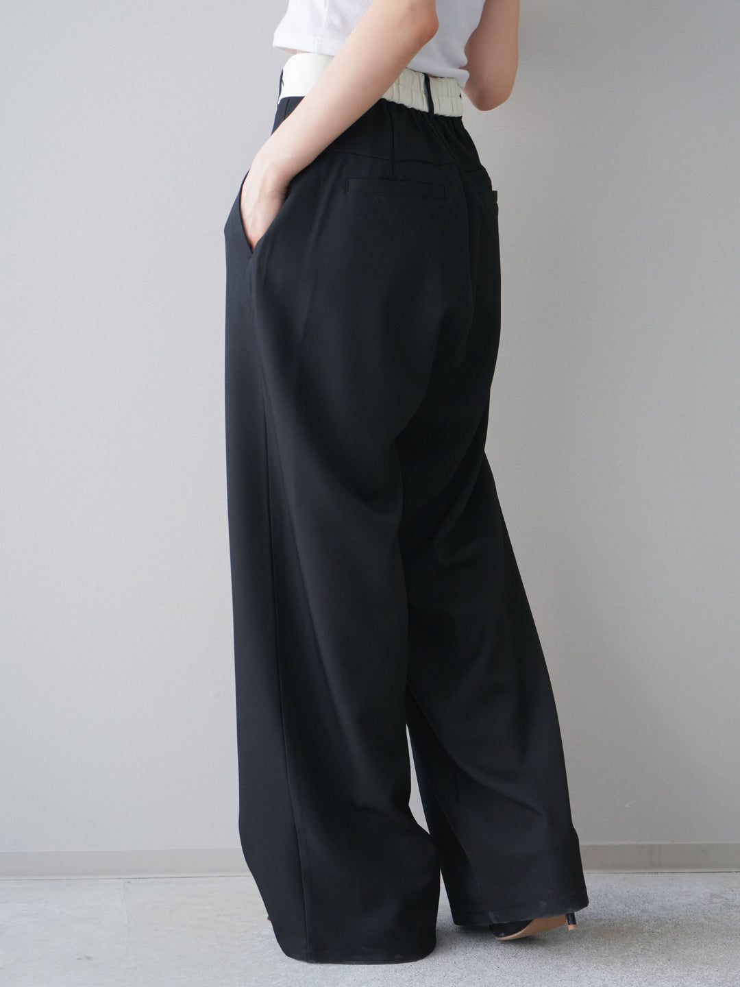 [予約]ウエストバイカラータックワイドパンツ/black