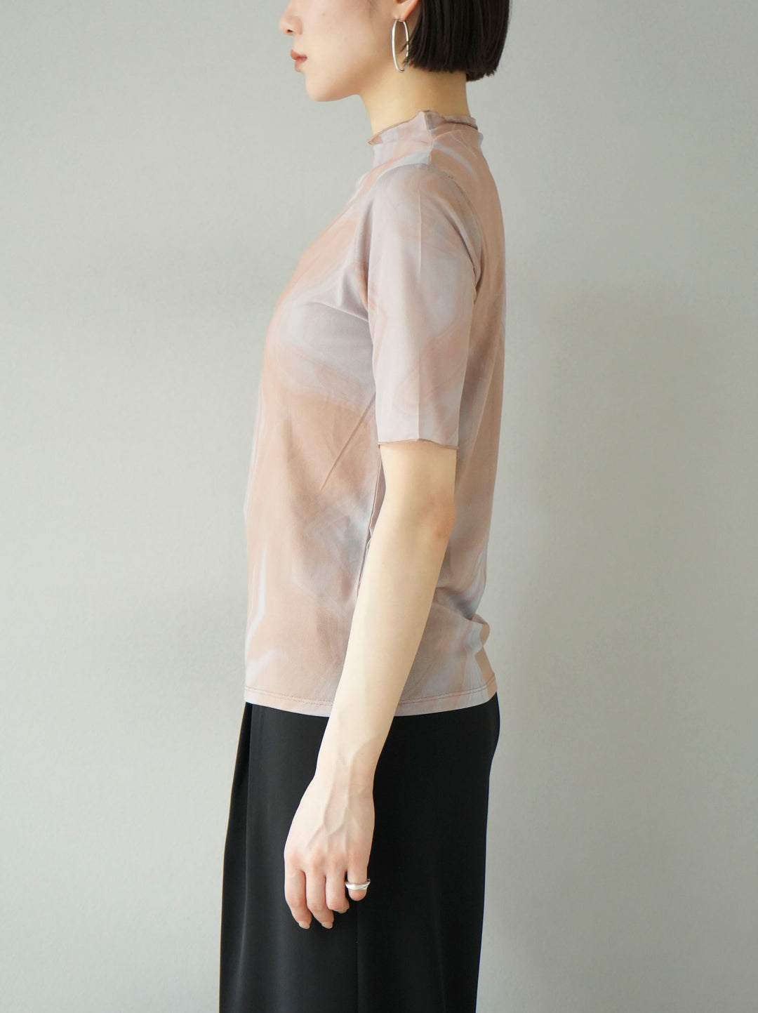 [Pre-order] Nuanced pattern petite neck 5/8 sleeve mesh top/beige