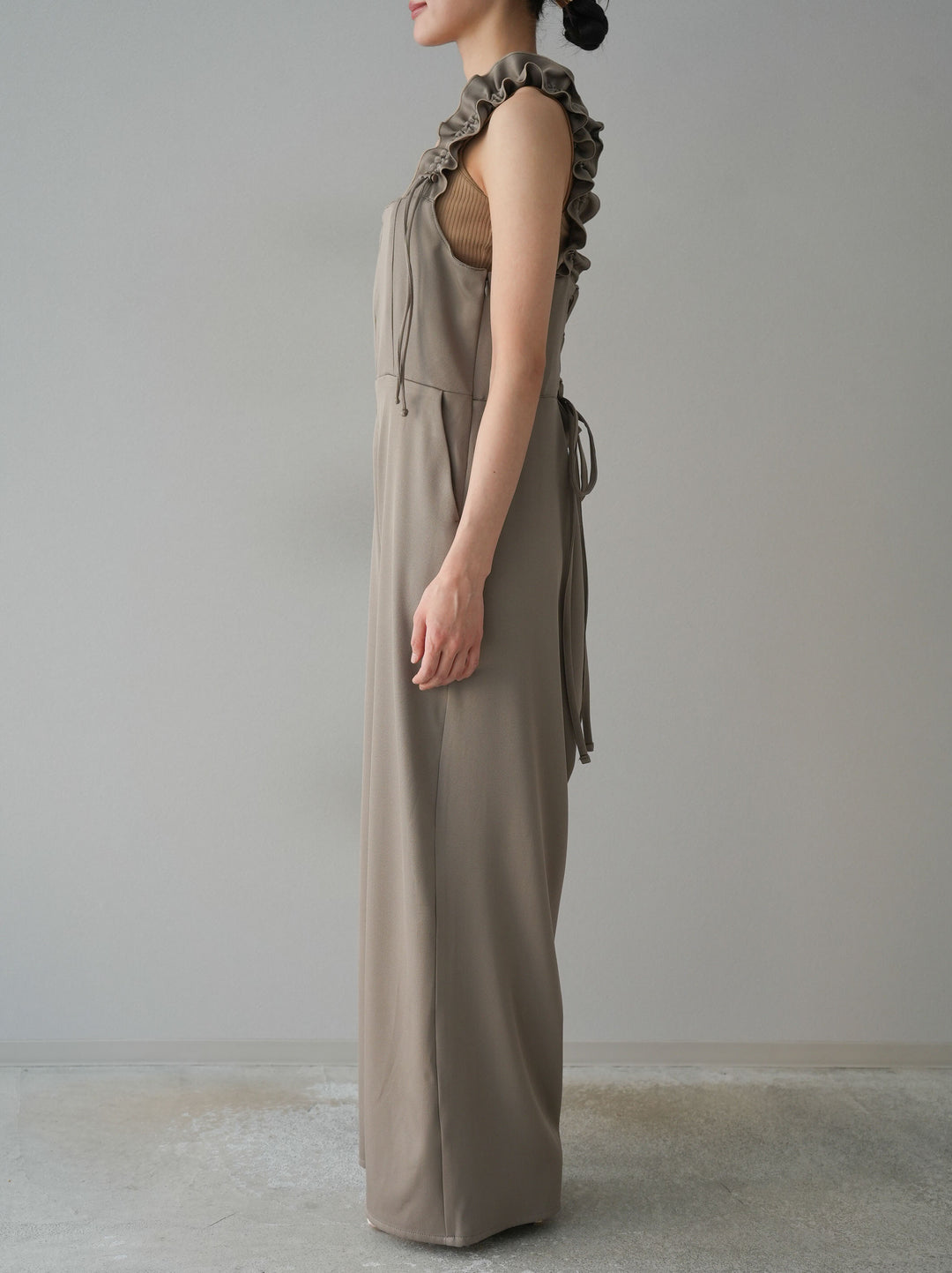[預訂] 繫帶荷葉邊連身衣/灰褐色