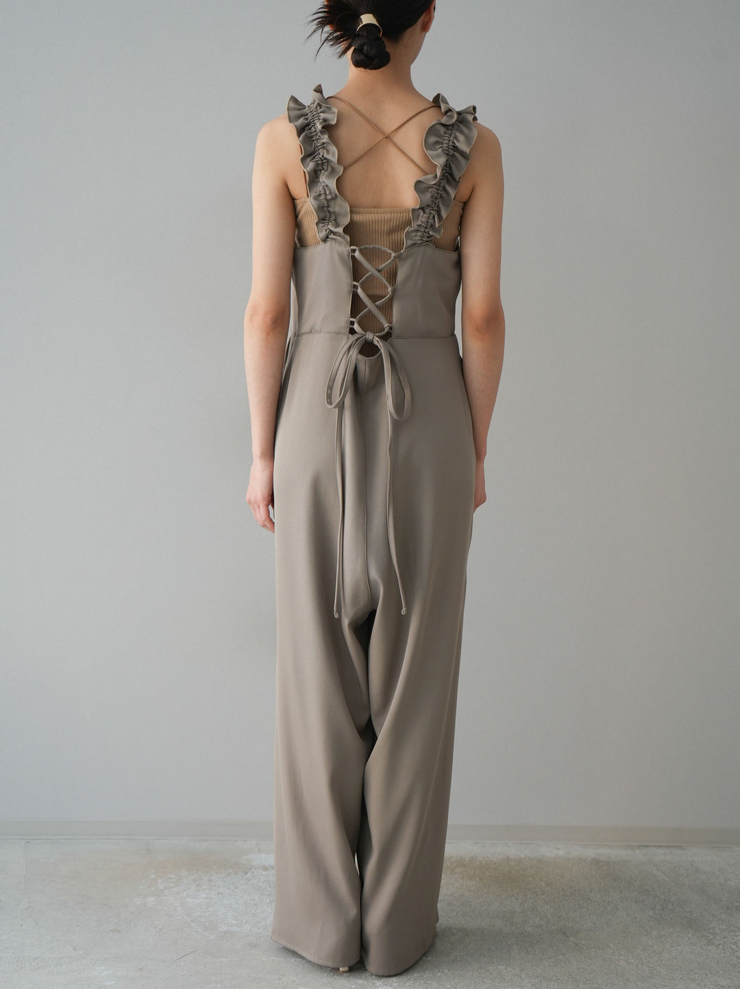 [預訂] 繫帶荷葉邊連身衣/灰褐色