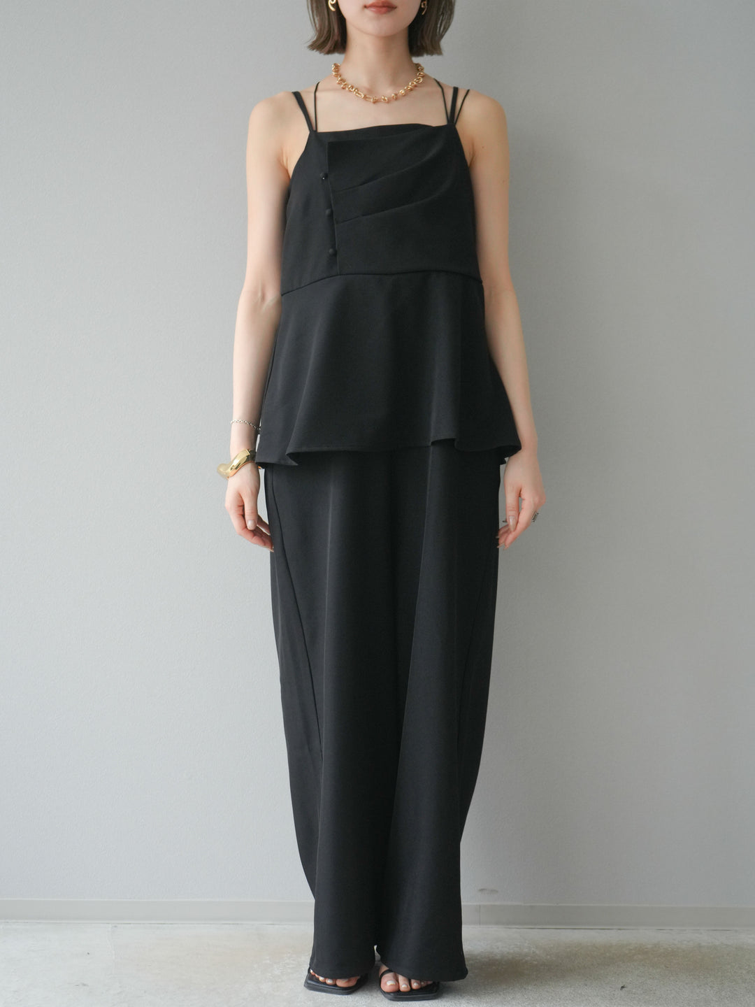 [預購] 亞麻觸感多層吊帶連身衣/黑色