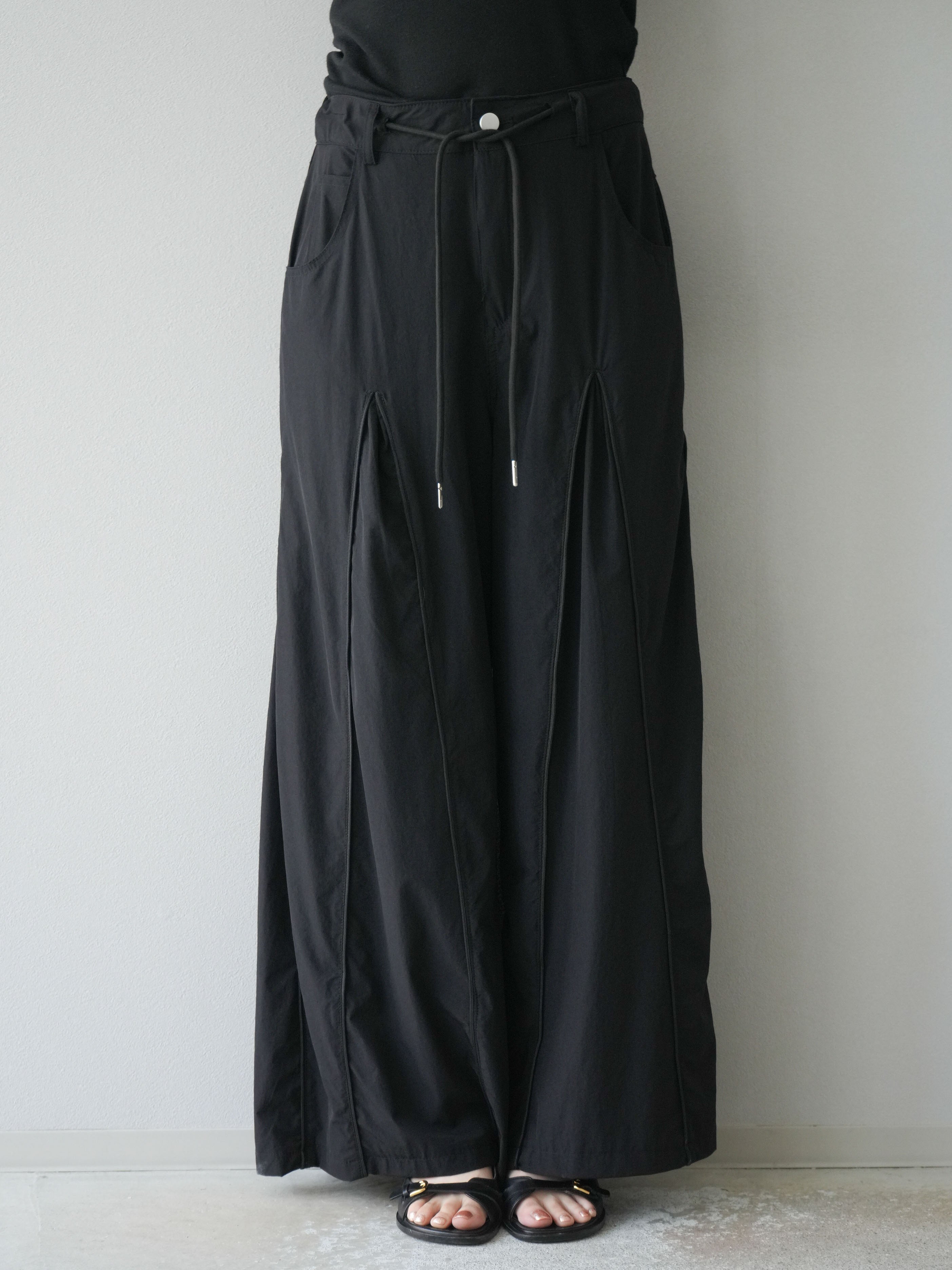 予約]タックパイピングナイロンワイドパンツ/ブラック – Lumier