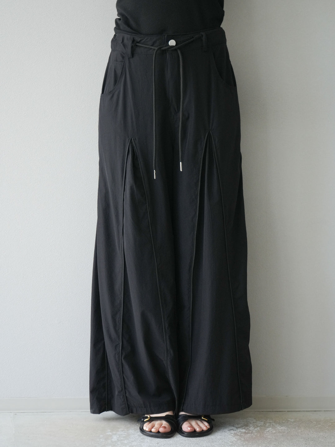 [予約]タックパイピングナイロンワイドパンツ/ブラック