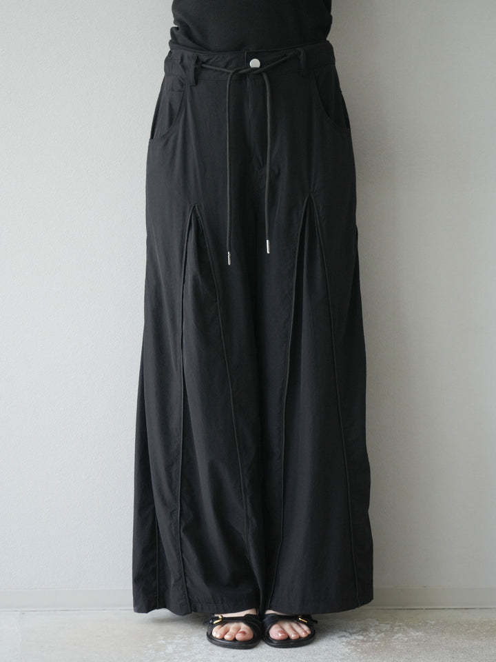 [予約]タックパイピングナイロンワイドパンツ/ブラック