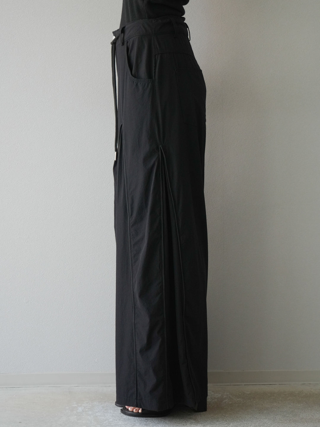 [予約]タックパイピングナイロンワイドパンツ/ブラック