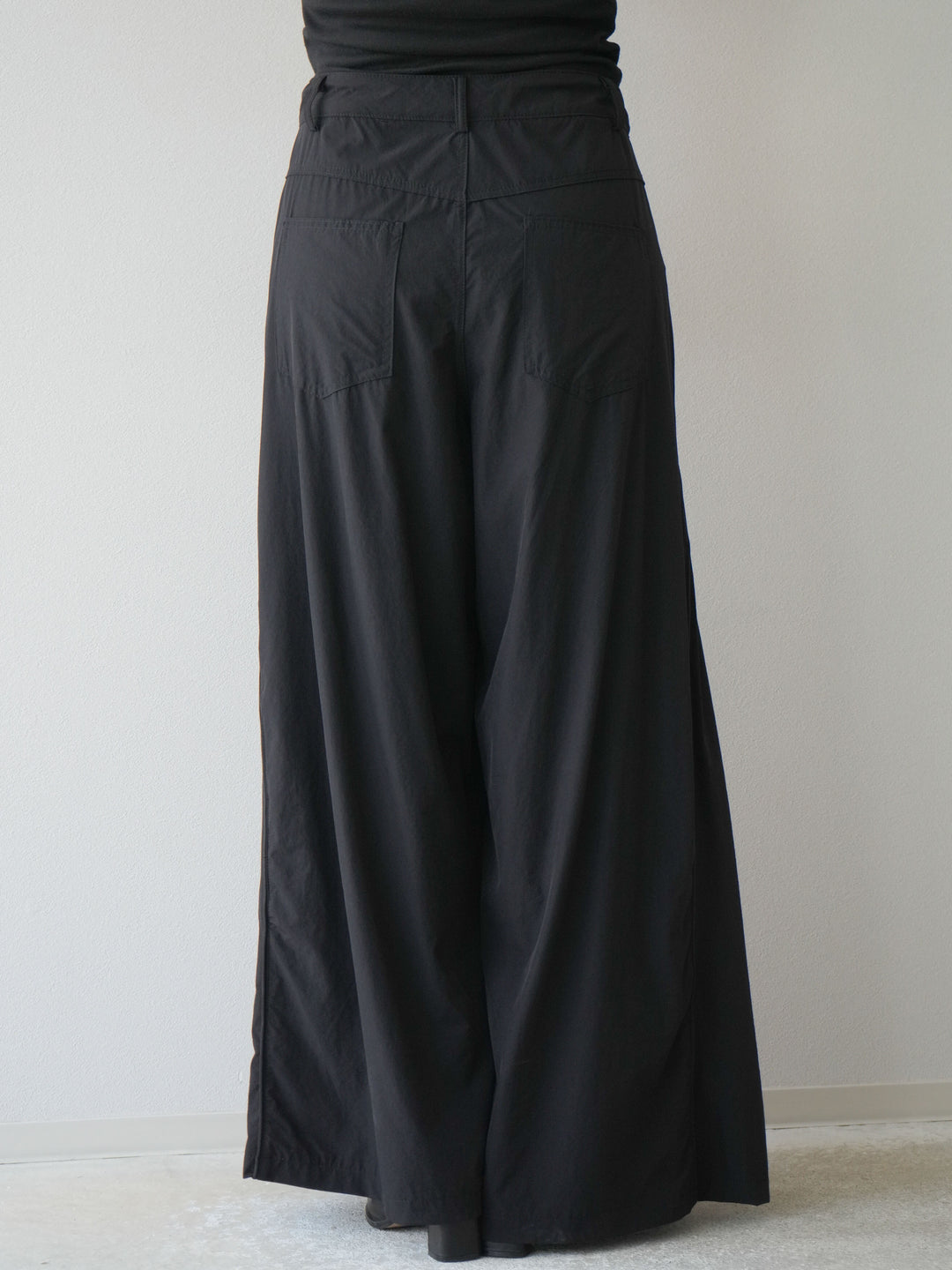 [予約]タックパイピングナイロンワイドパンツ/ブラック