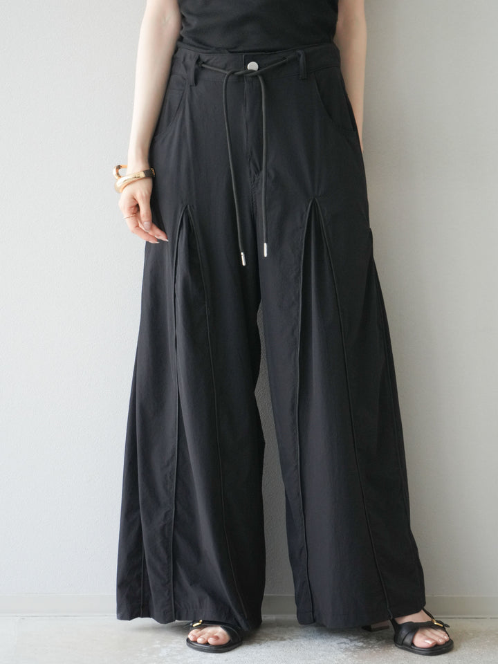 [予約]タックパイピングナイロンワイドパンツ/ブラック