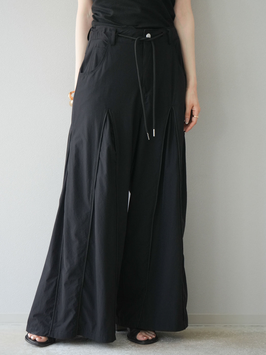 [予約]タックパイピングナイロンワイドパンツ/ブラック