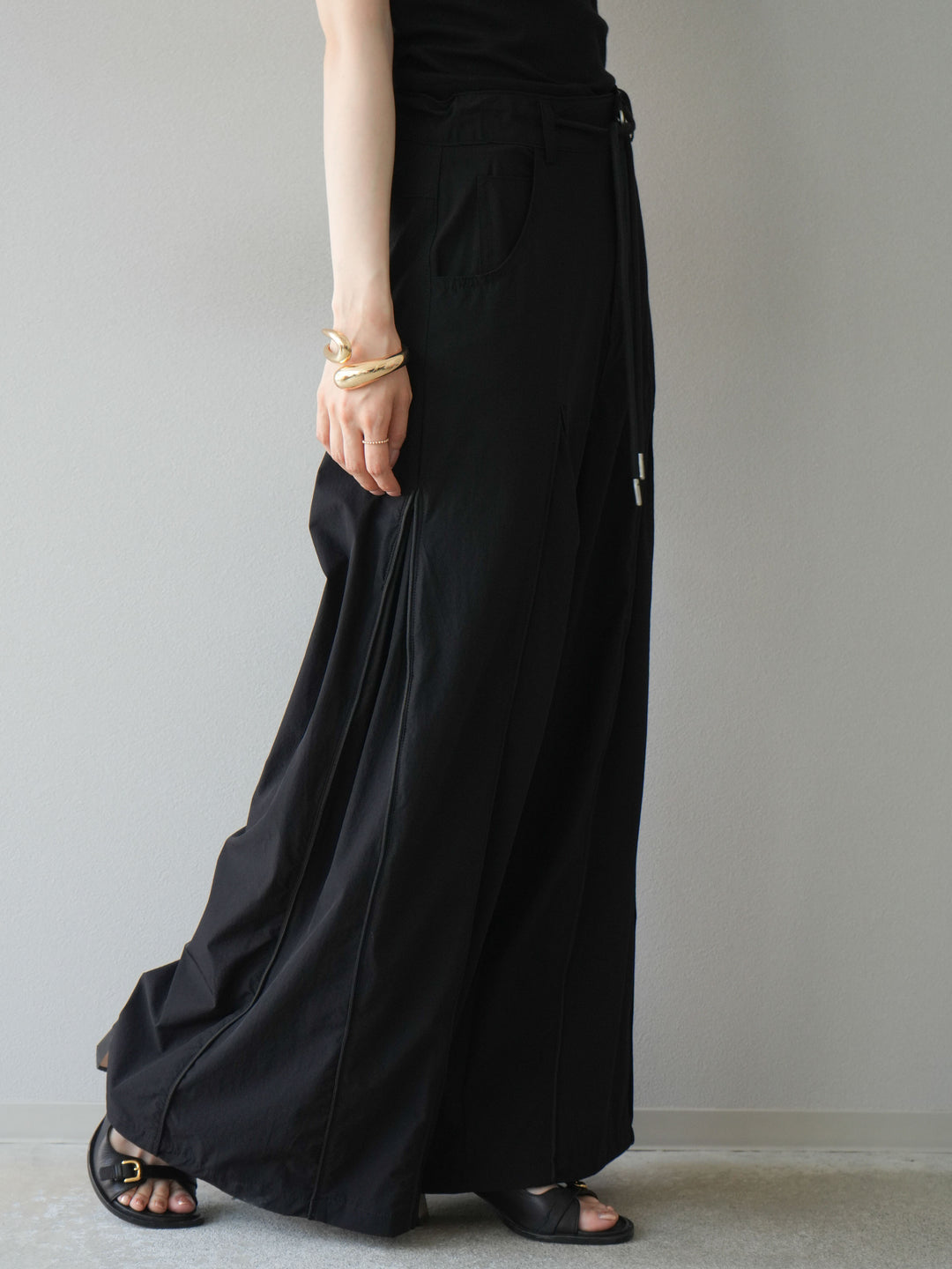 [予約]タックパイピングナイロンワイドパンツ/ブラック