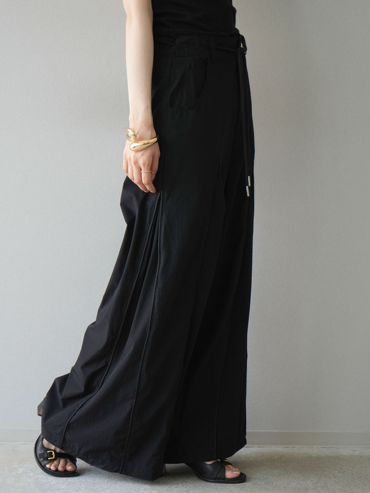 [予約]タックパイピングナイロンワイドパンツ/ブラック