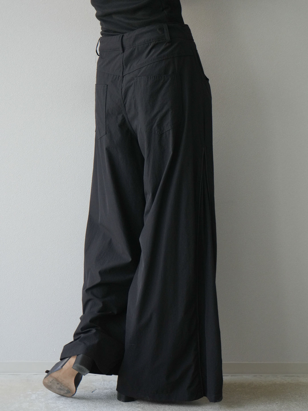 [予約]タックパイピングナイロンワイドパンツ/ブラック