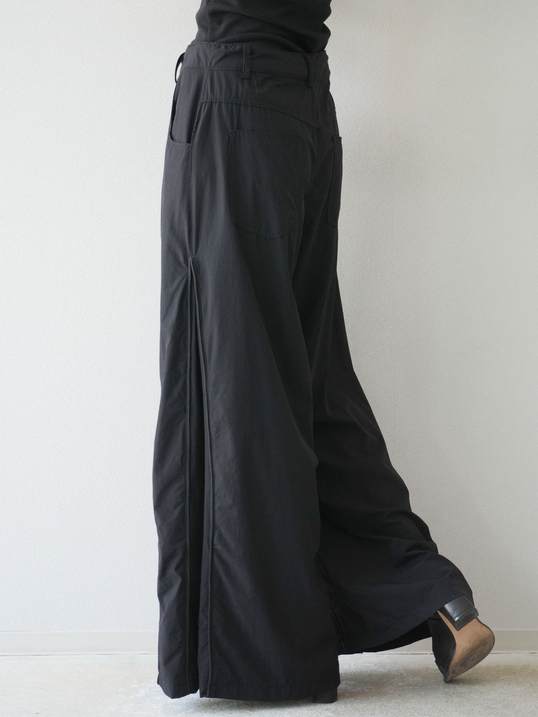 [予約]タックパイピングナイロンワイドパンツ/ブラック