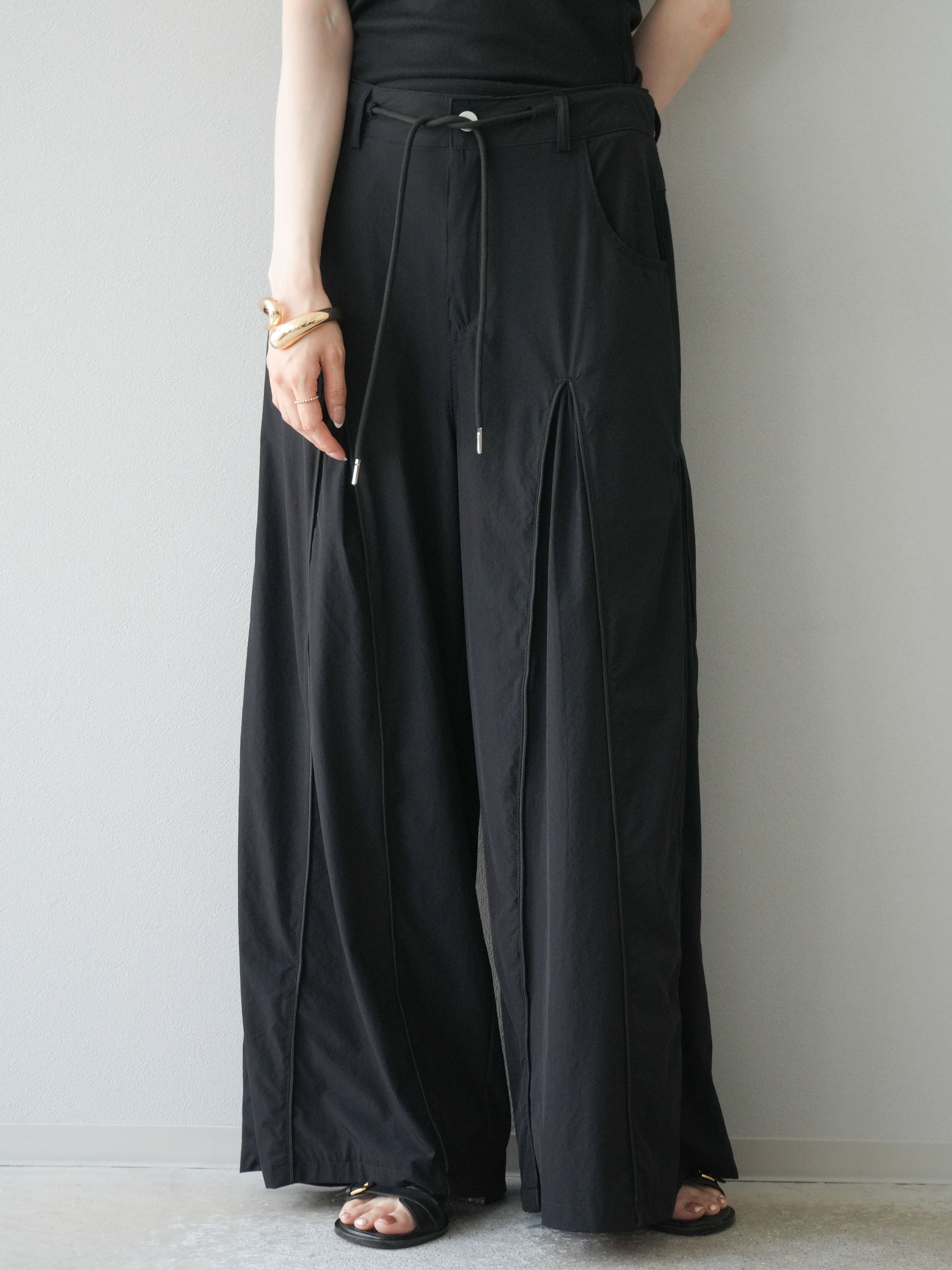 予約]タックパイピングナイロンワイドパンツ/ブラック – Lumier