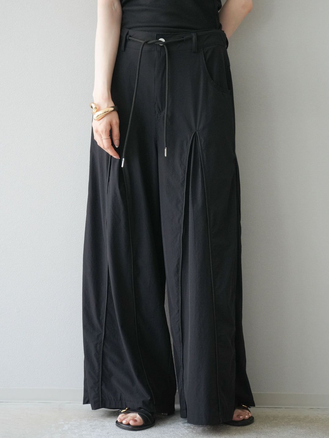 [予約]タックパイピングナイロンワイドパンツ/ブラック