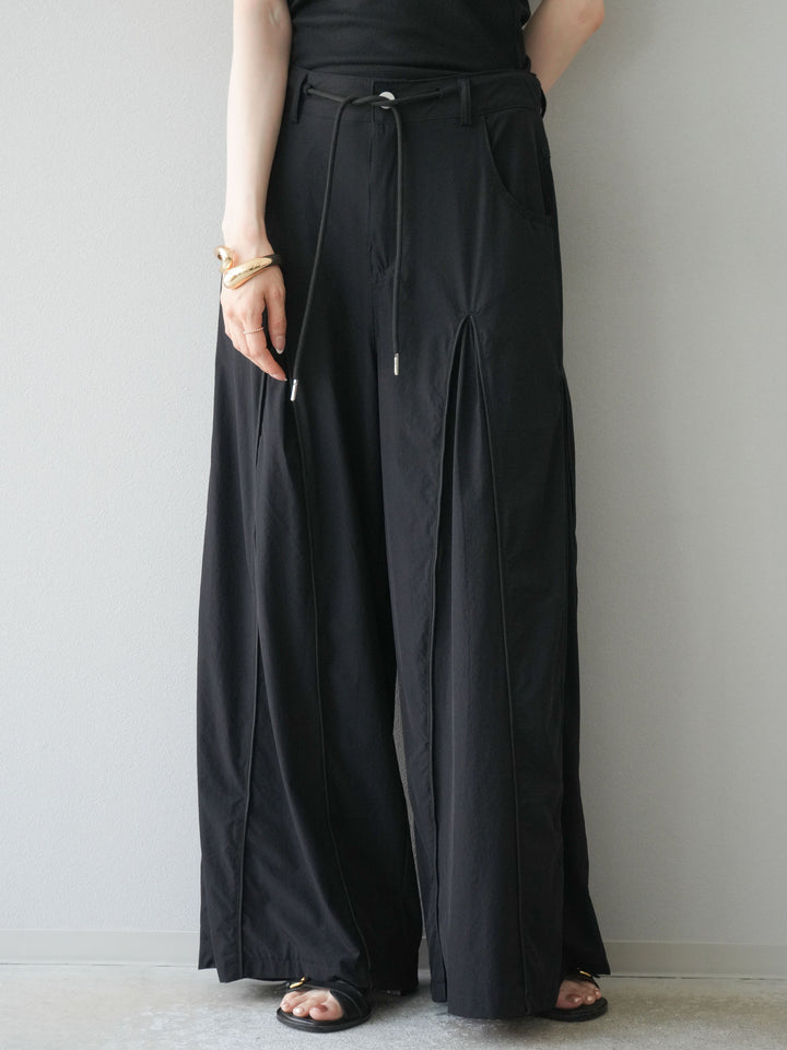 [予約]タックパイピングナイロンワイドパンツ/ブラック