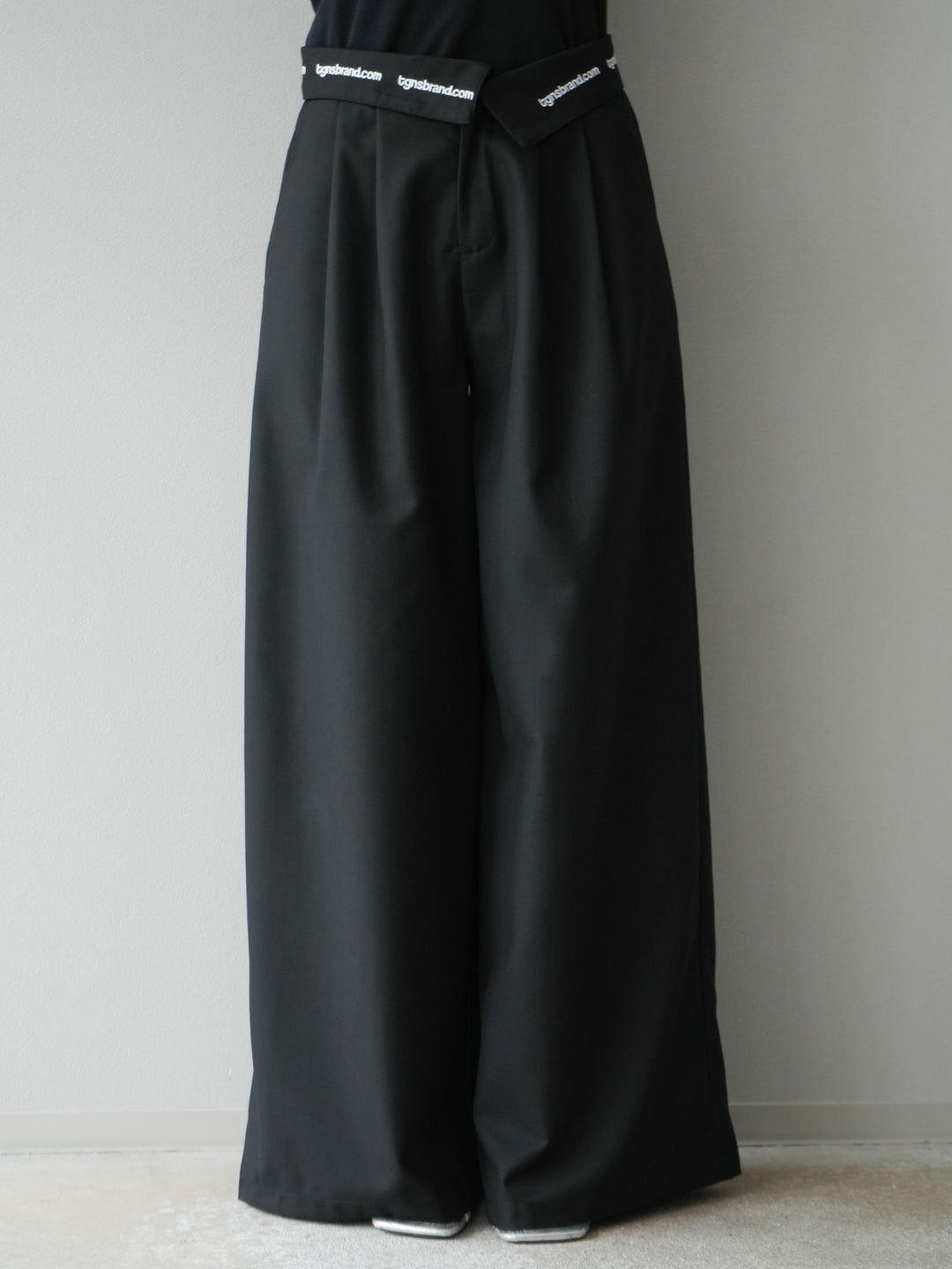 [予約]ウエスト折り返しロゴタックワイドパンツ/ブラック