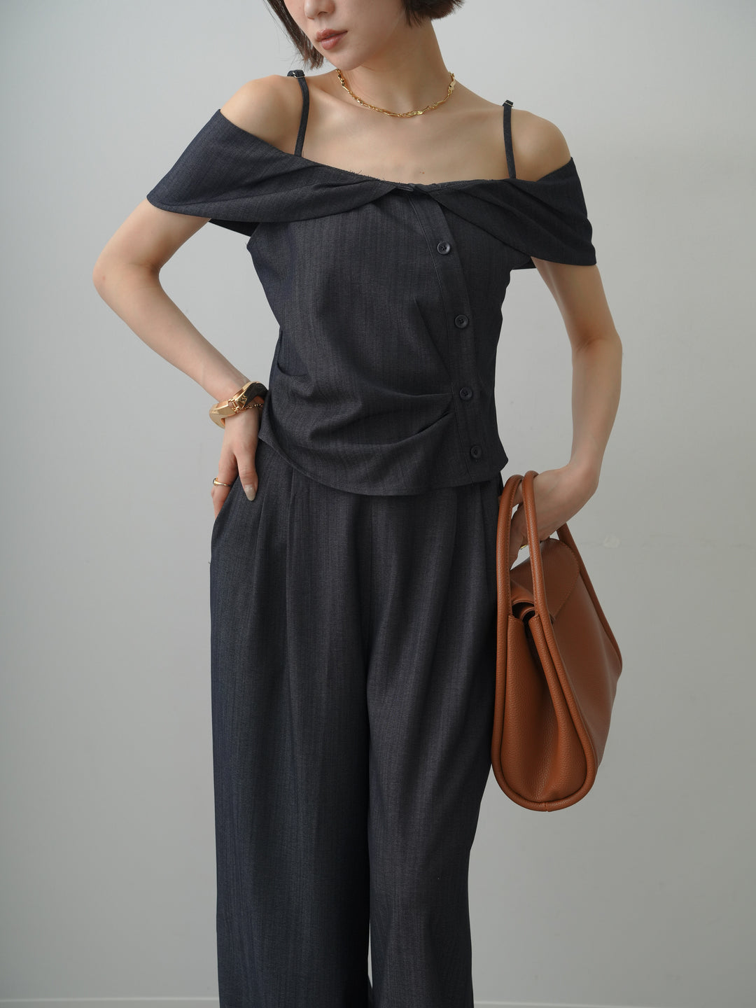 【套裝】露肩天絲不對稱上衣與褶襉長褲套裝（2套）+ 配件套裝（2套）