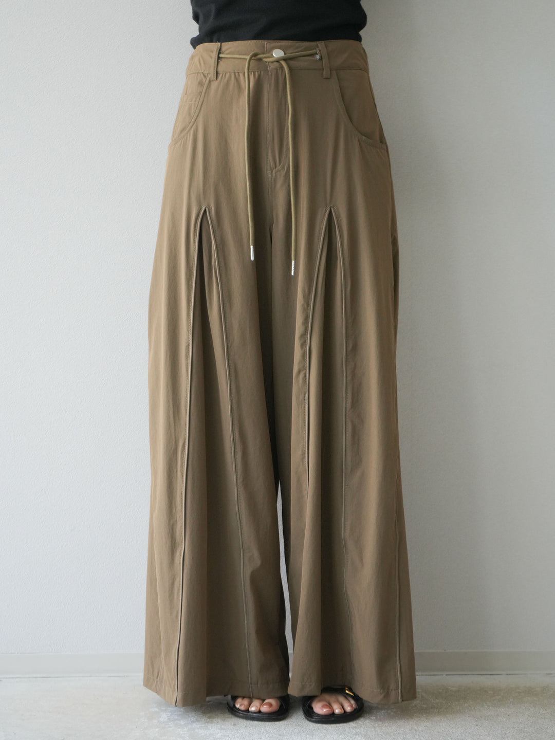 【預購】褶邊尼龍寬褲/卡其色