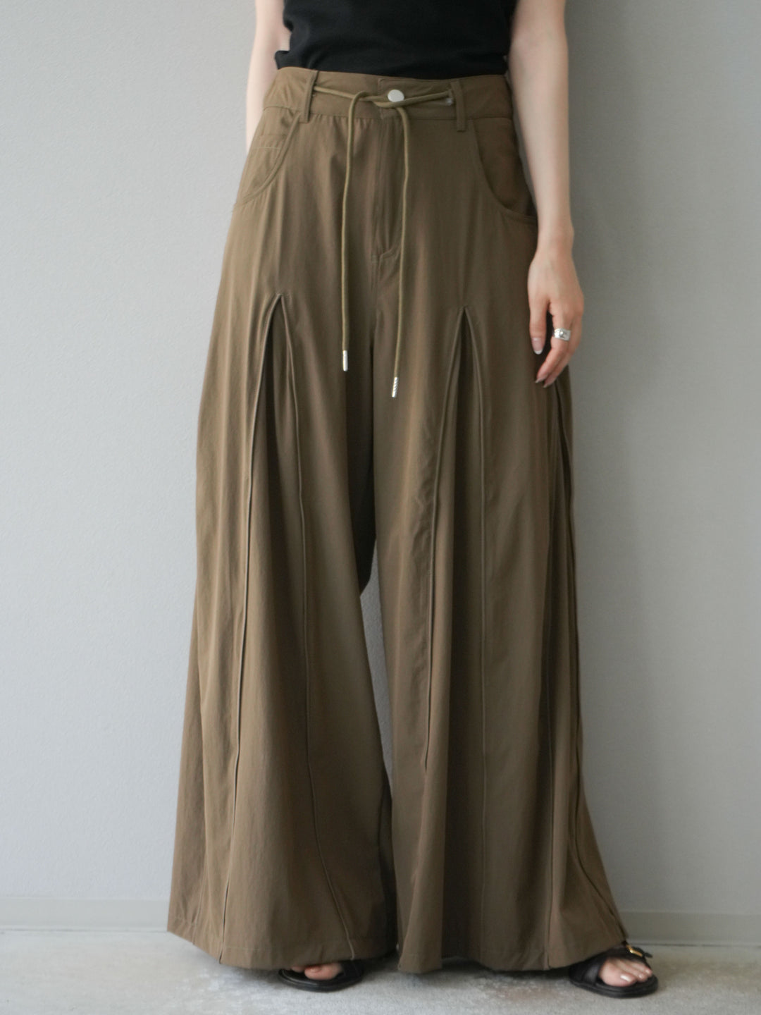 【預購】褶邊尼龍寬褲/卡其色