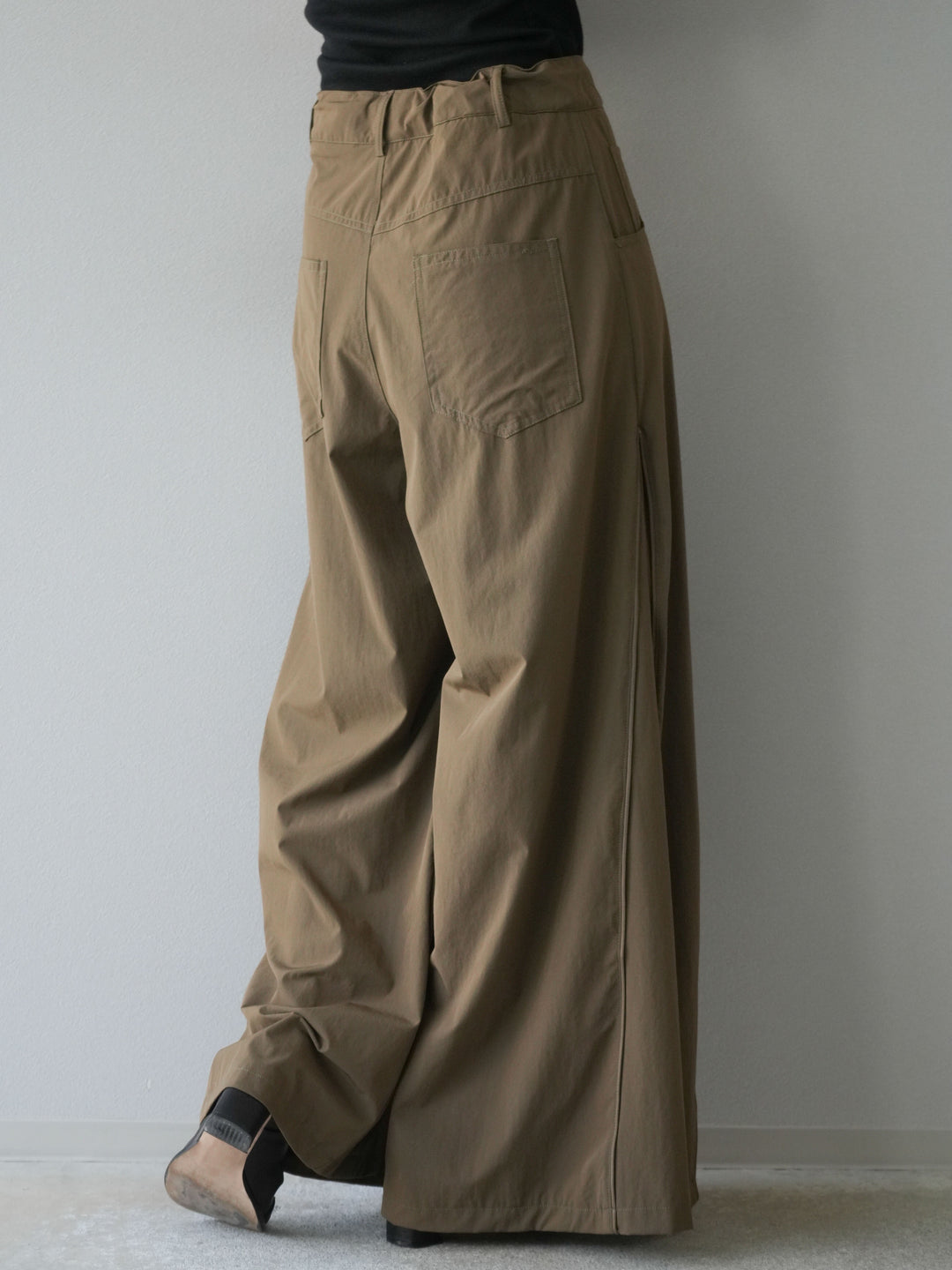 【預購】褶邊尼龍寬褲/卡其色