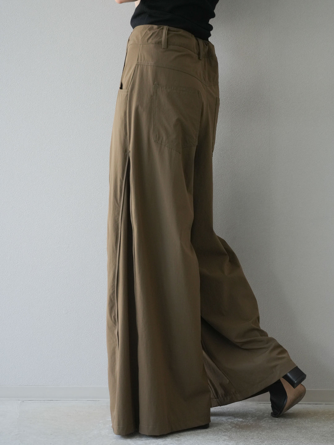 【預購】褶邊尼龍寬褲/卡其色