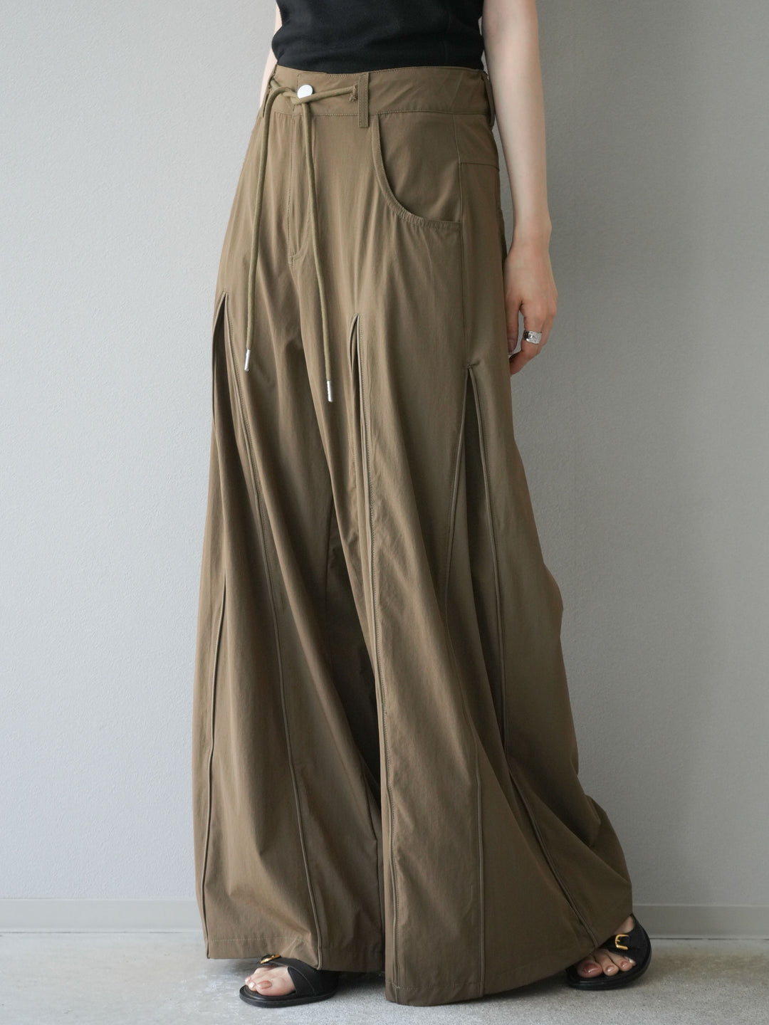 【預購】褶邊尼龍寬褲/卡其色