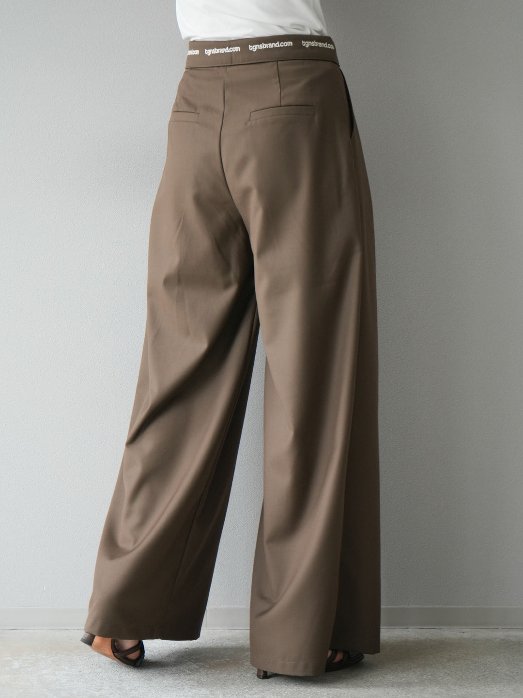 【預購】寬褲，捲腰，附logo褶/褐色