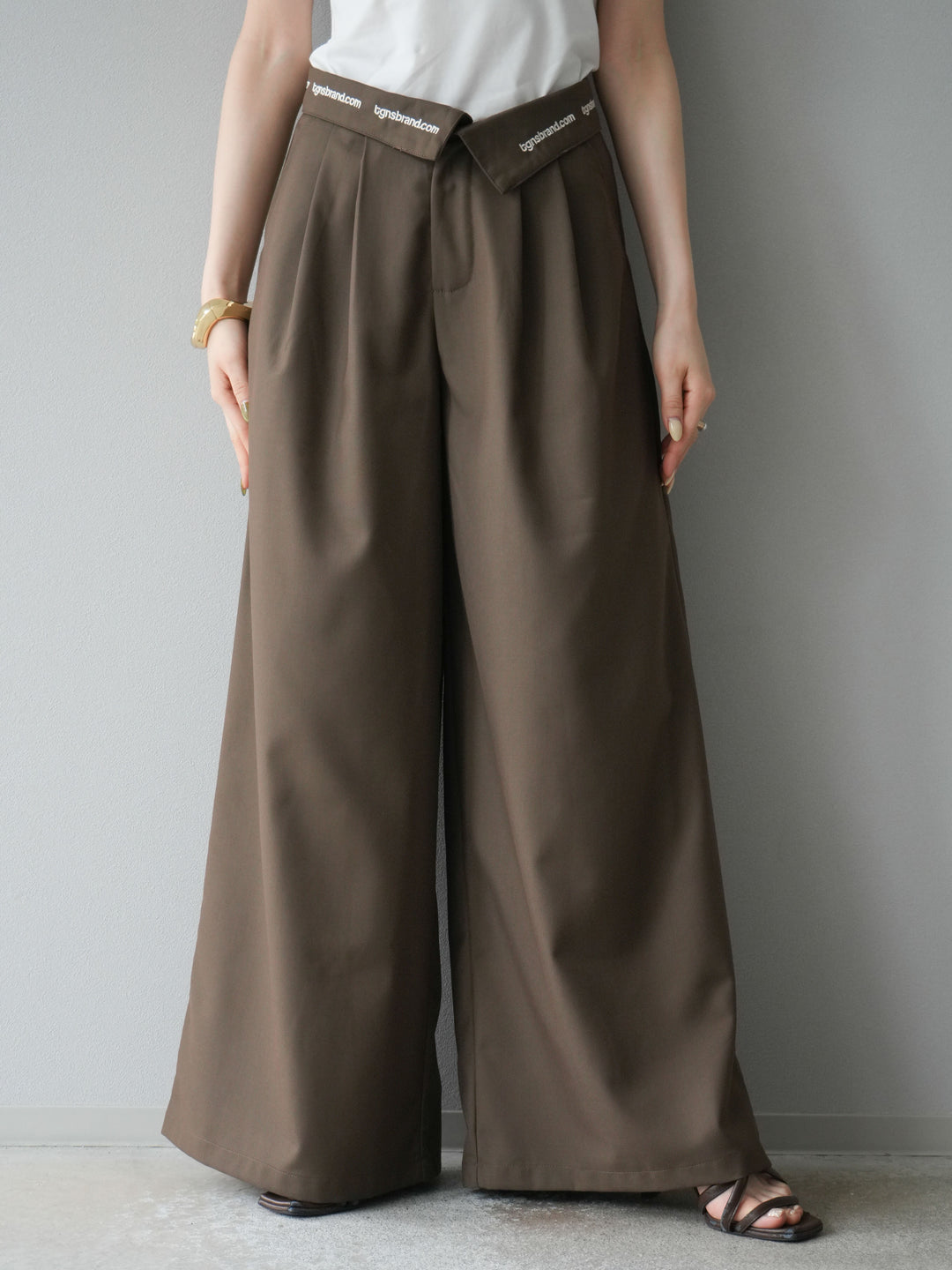 【預購】寬褲，捲腰，附logo褶/褐色
