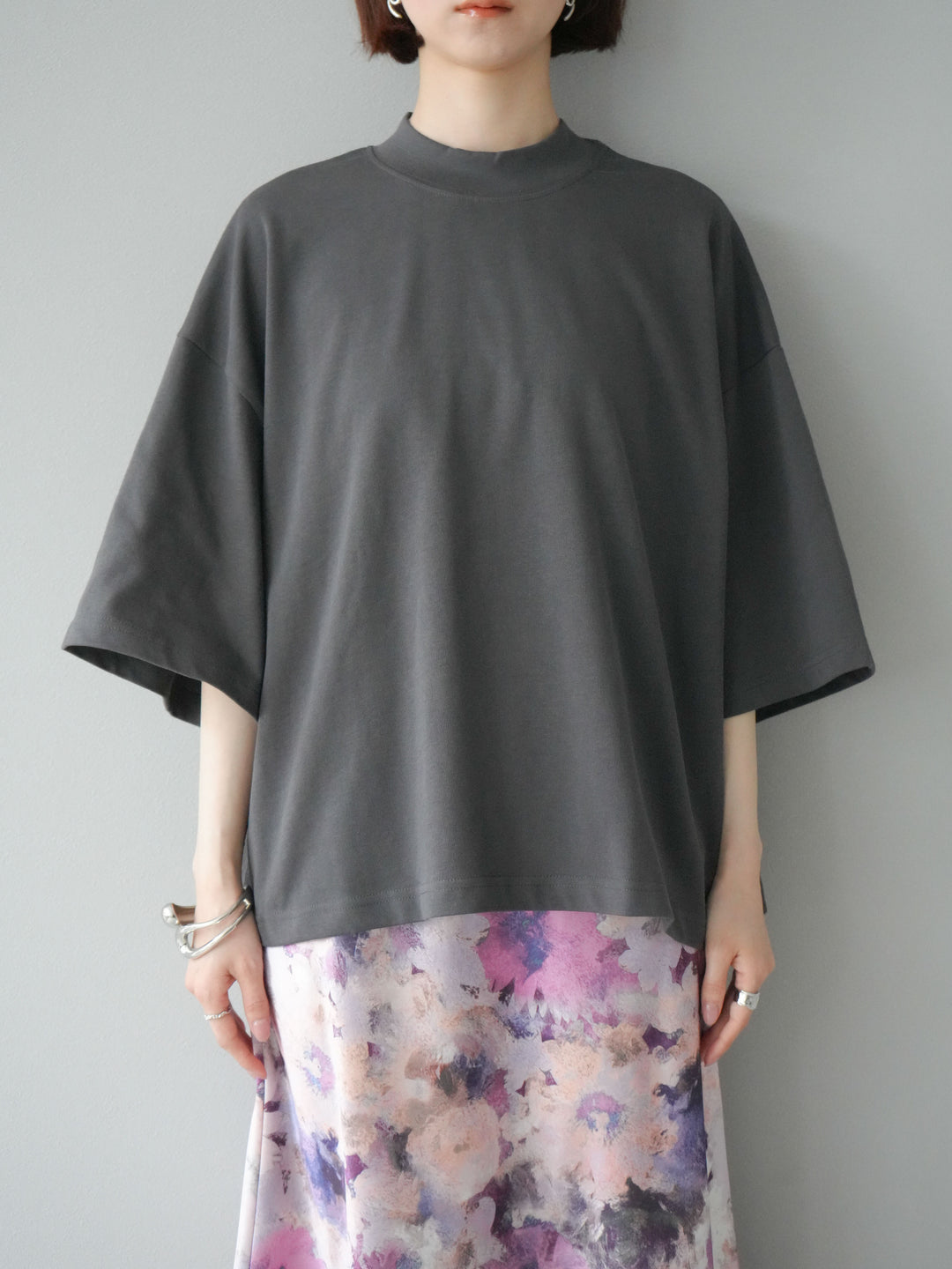 [予約]モックネックコットンルーズTシャツ/チャコール