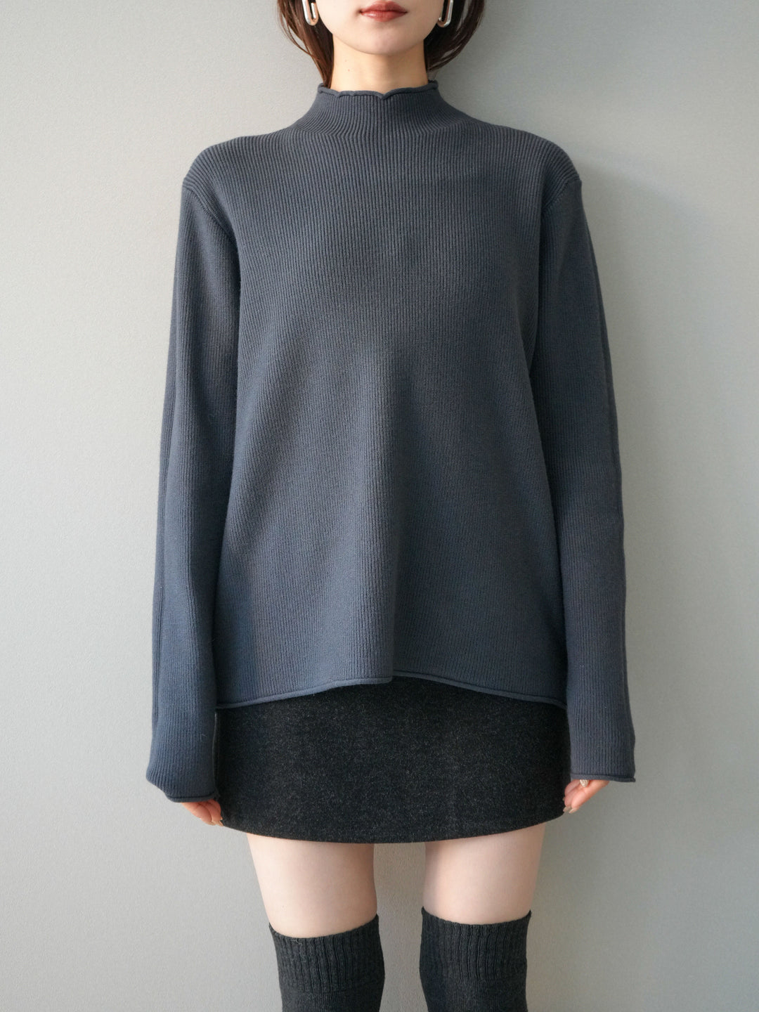 [予約]ボトルネック裾カールリブニットトップス/charcoal