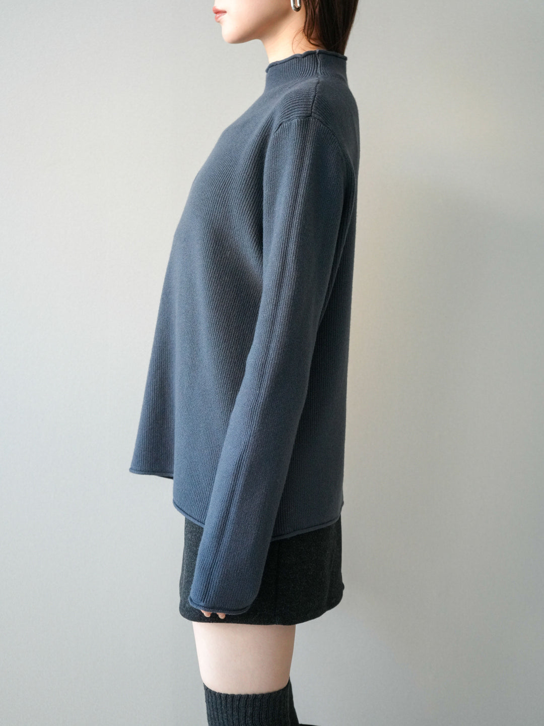 [予約]ボトルネック裾カールリブニットトップス/charcoal