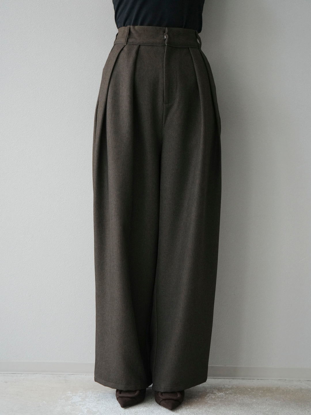 [予約]レザーパイピングタックワイドパンツ/ブラウン